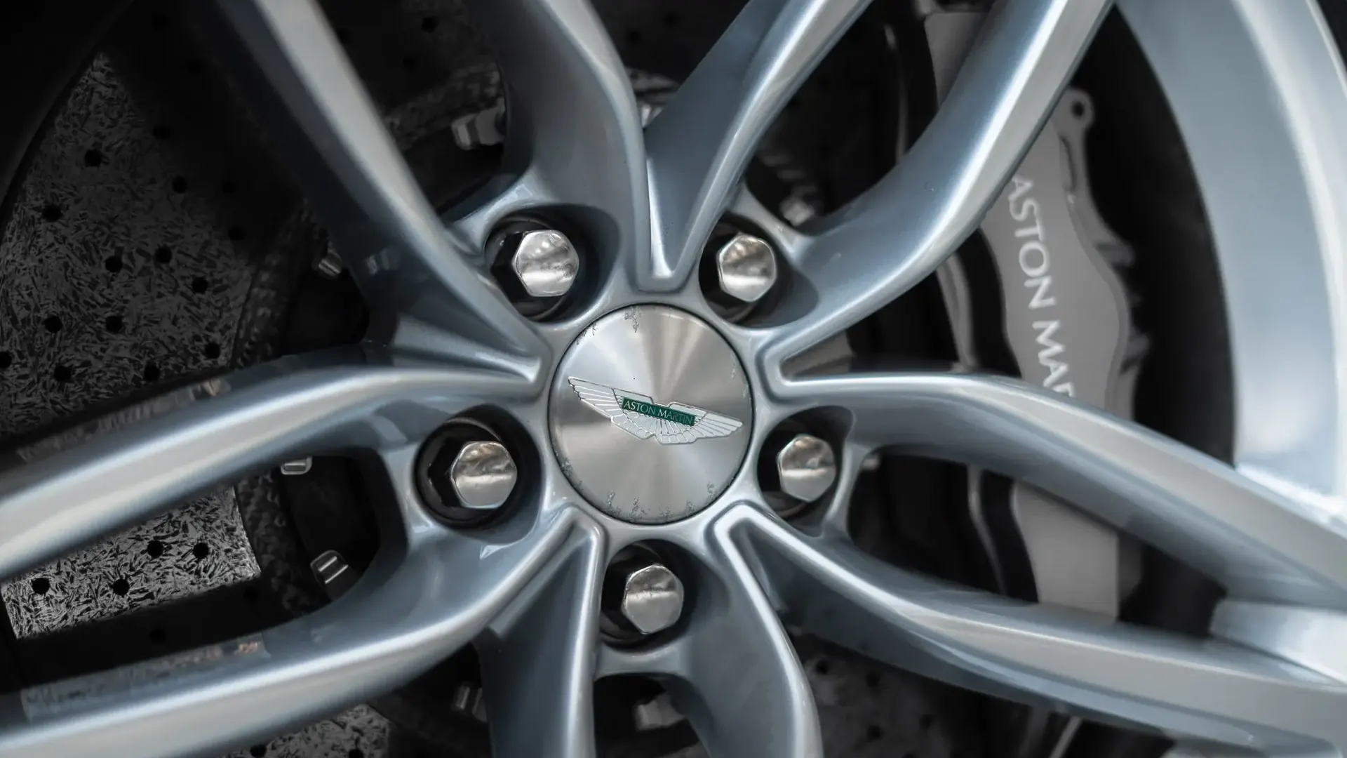 Aston Martin DB9 — photo 33