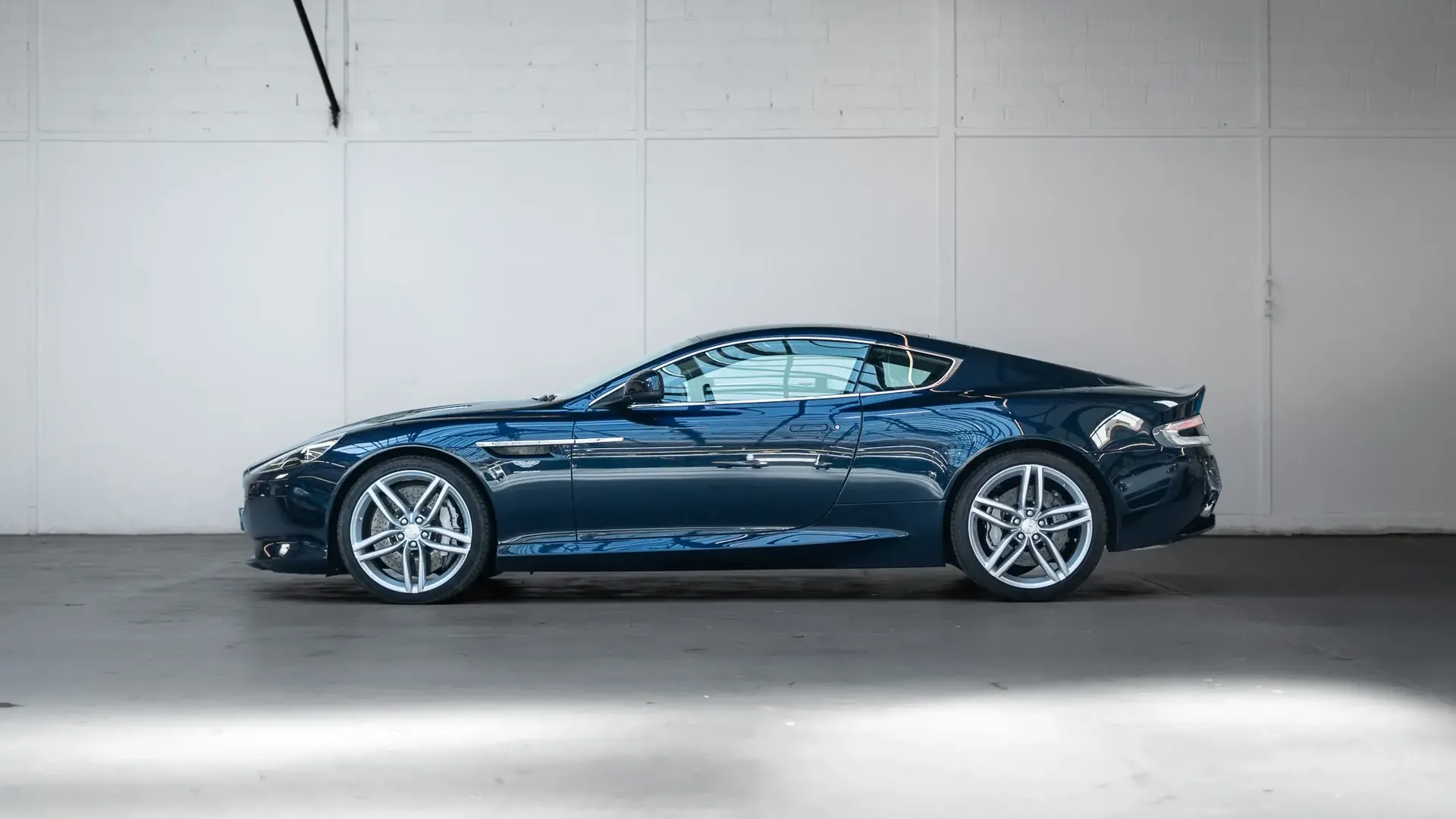 Aston Martin DB9 — photo 6