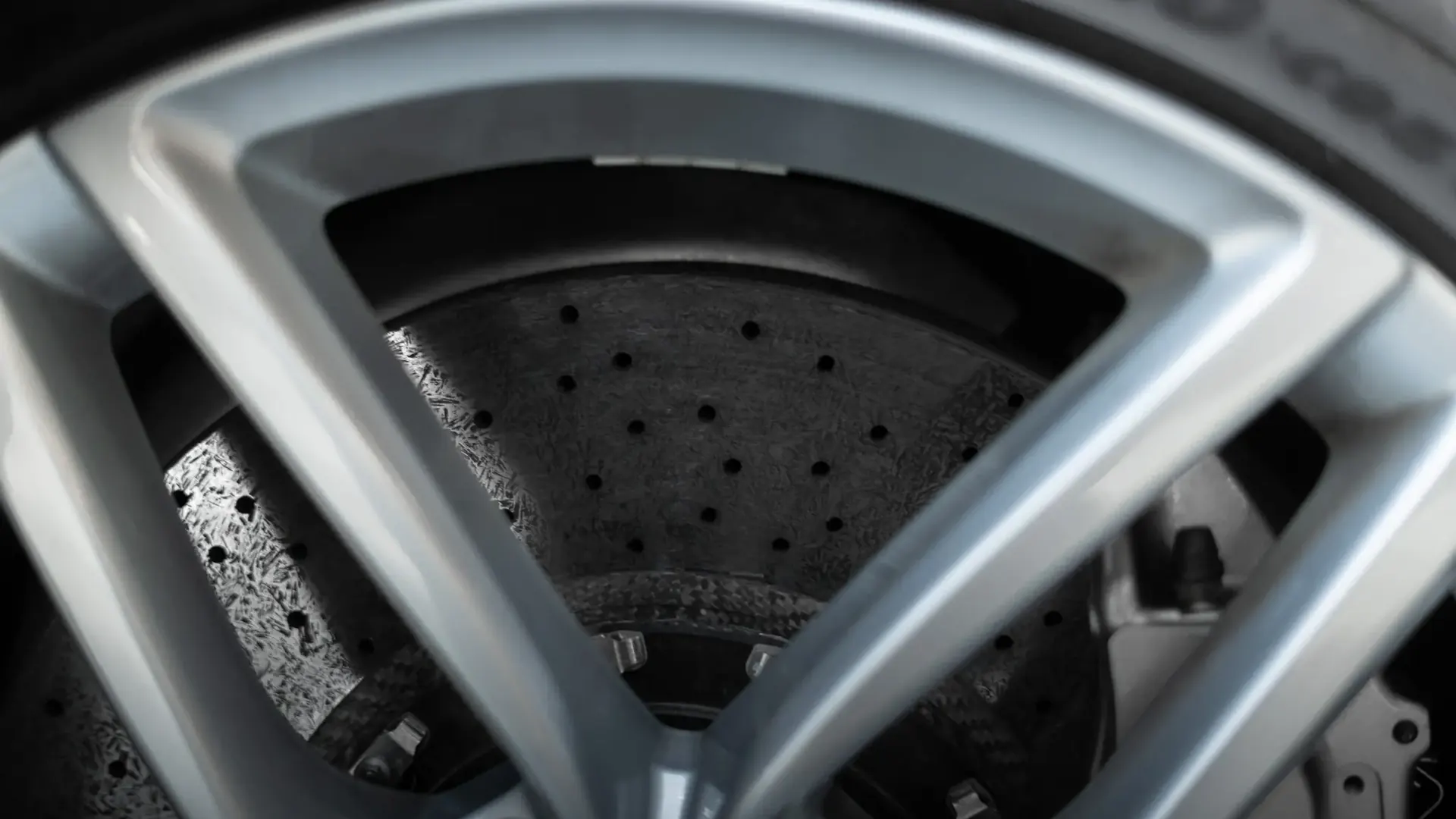 Aston Martin DB9 — photo 35
