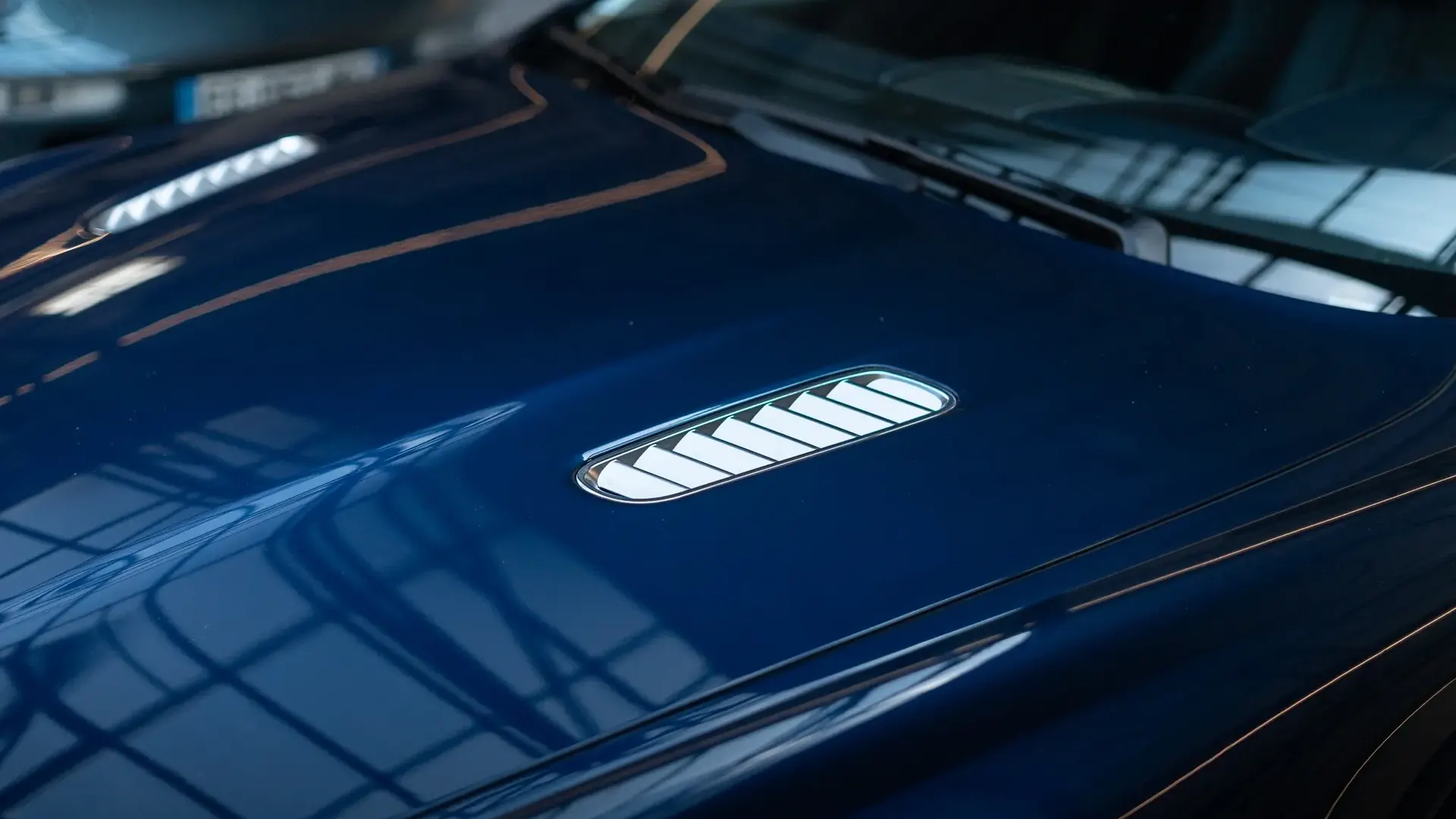 Aston Martin DB9 — photo 31