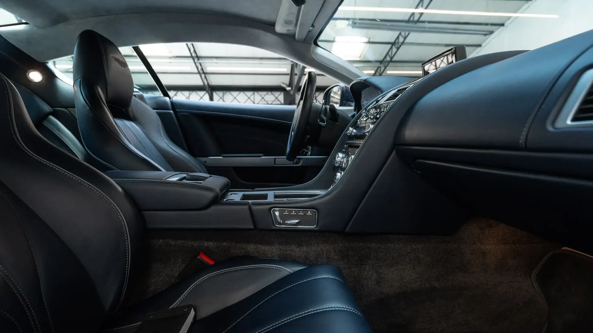 Aston Martin DB9 — photo 27