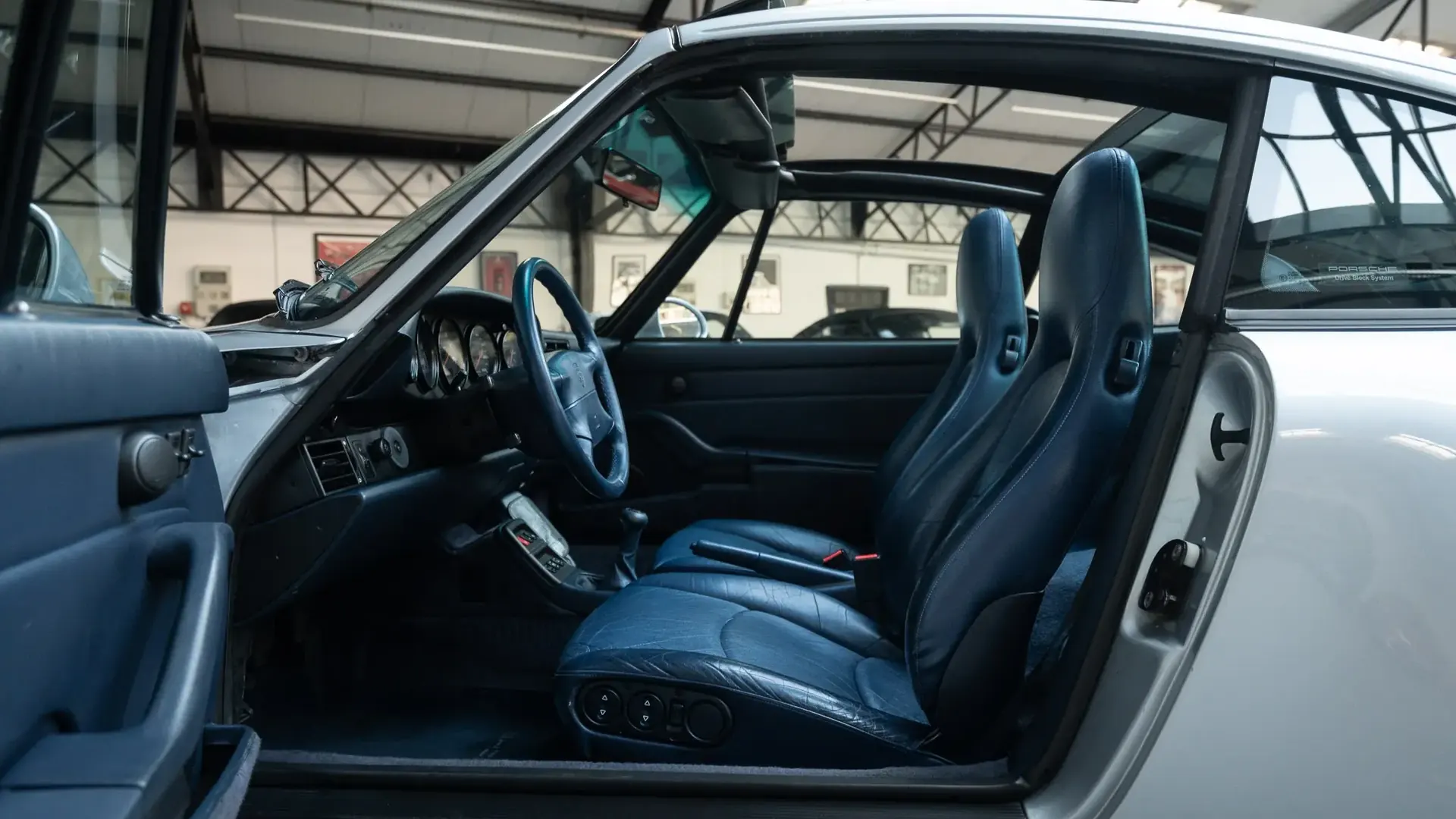 Porsche 911 — photo 23