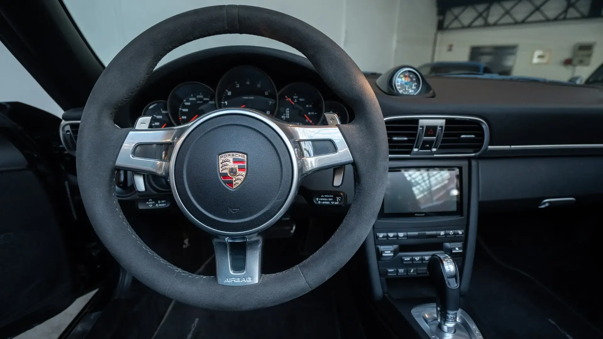 Porsche 911 — photo 13