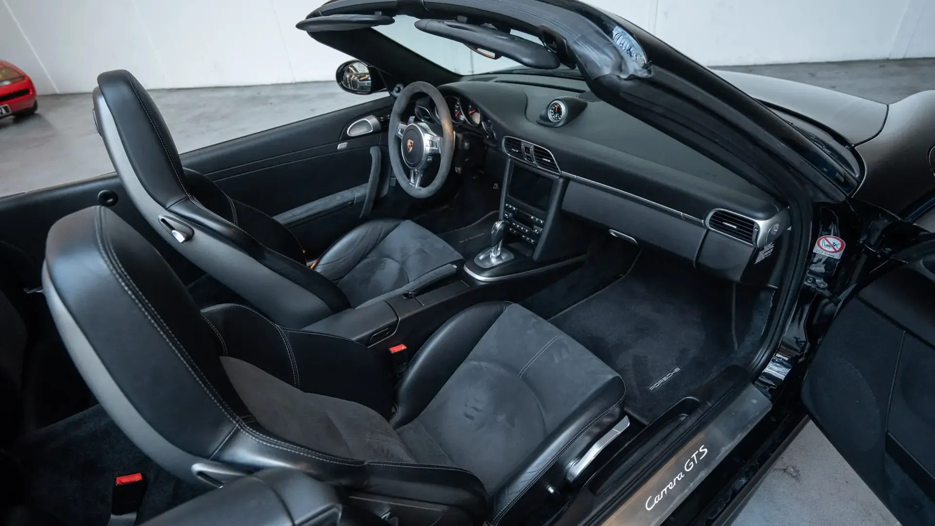 Porsche 911 — photo 32