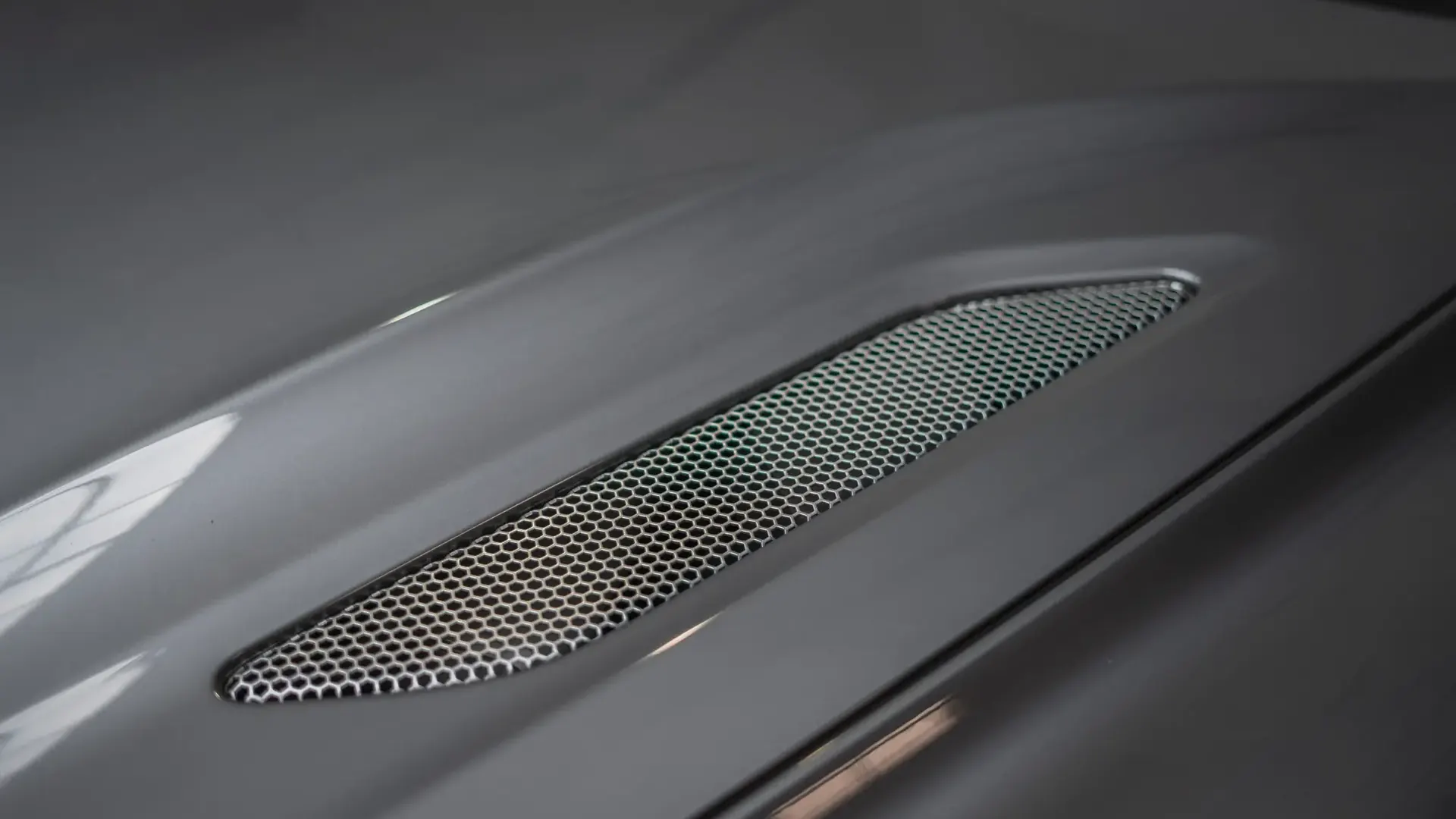 Aston Martin Vanquish — photo 36