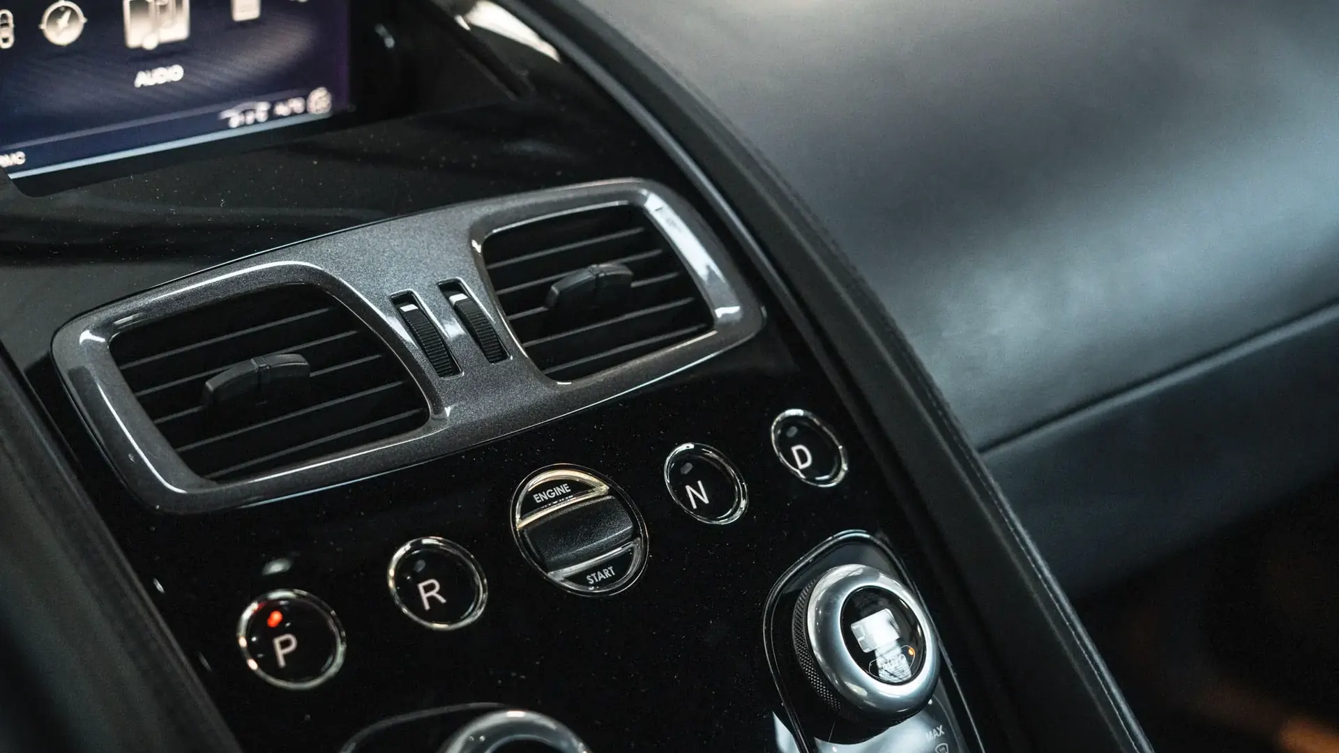 Aston Martin Vanquish — photo 13