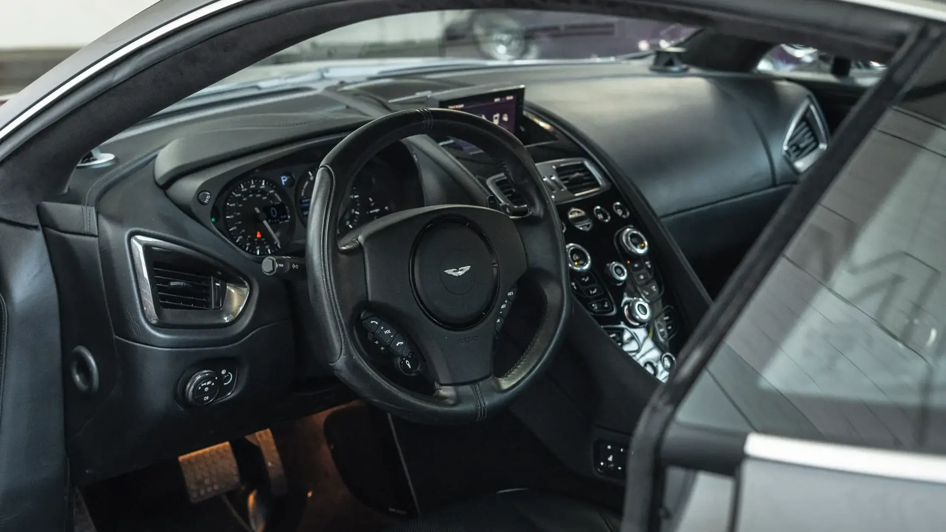 Aston Martin Vanquish — photo 8