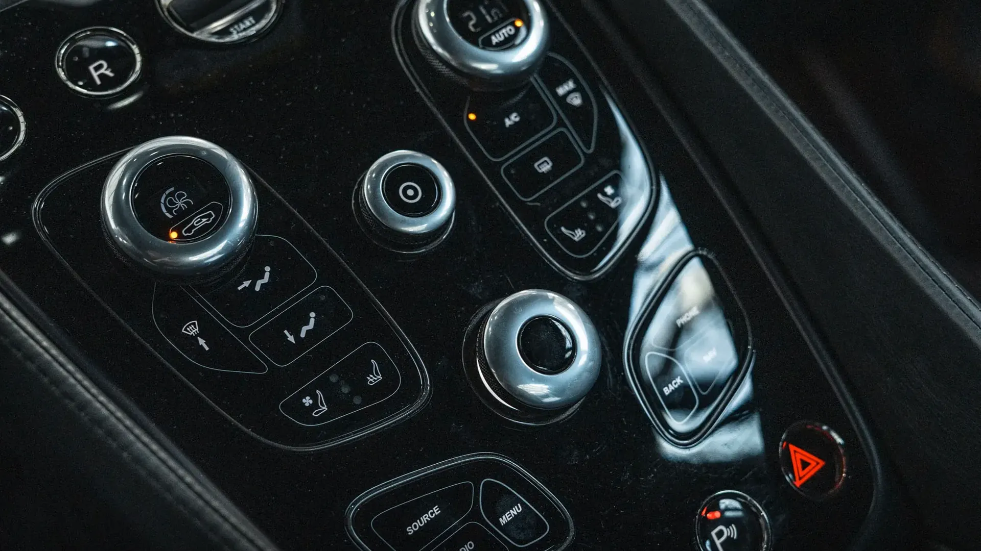 Aston Martin Vanquish — photo 14
