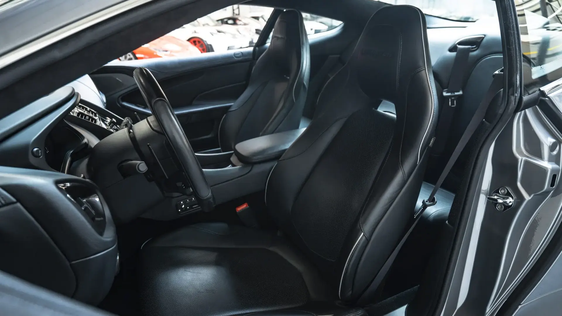 Aston Martin Vanquish — photo 23