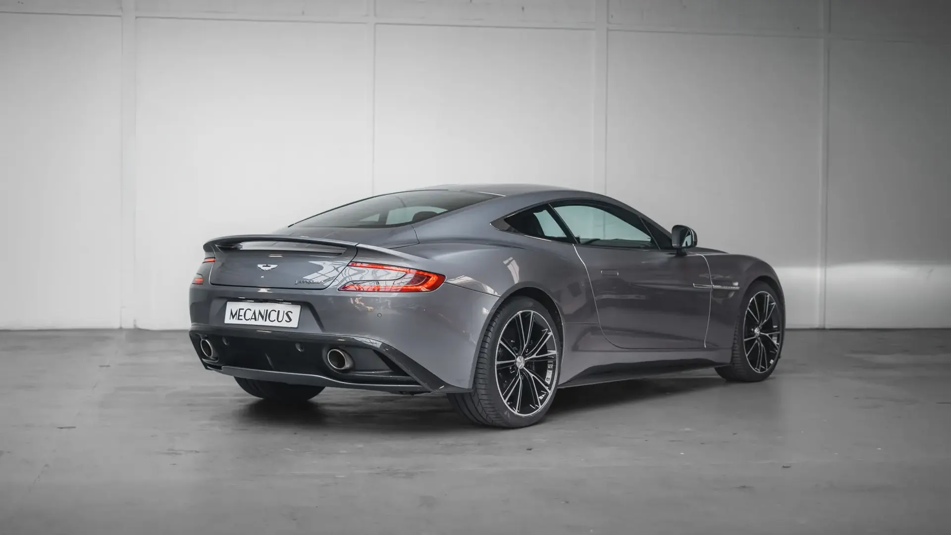 Aston Martin Vanquish — photo 2