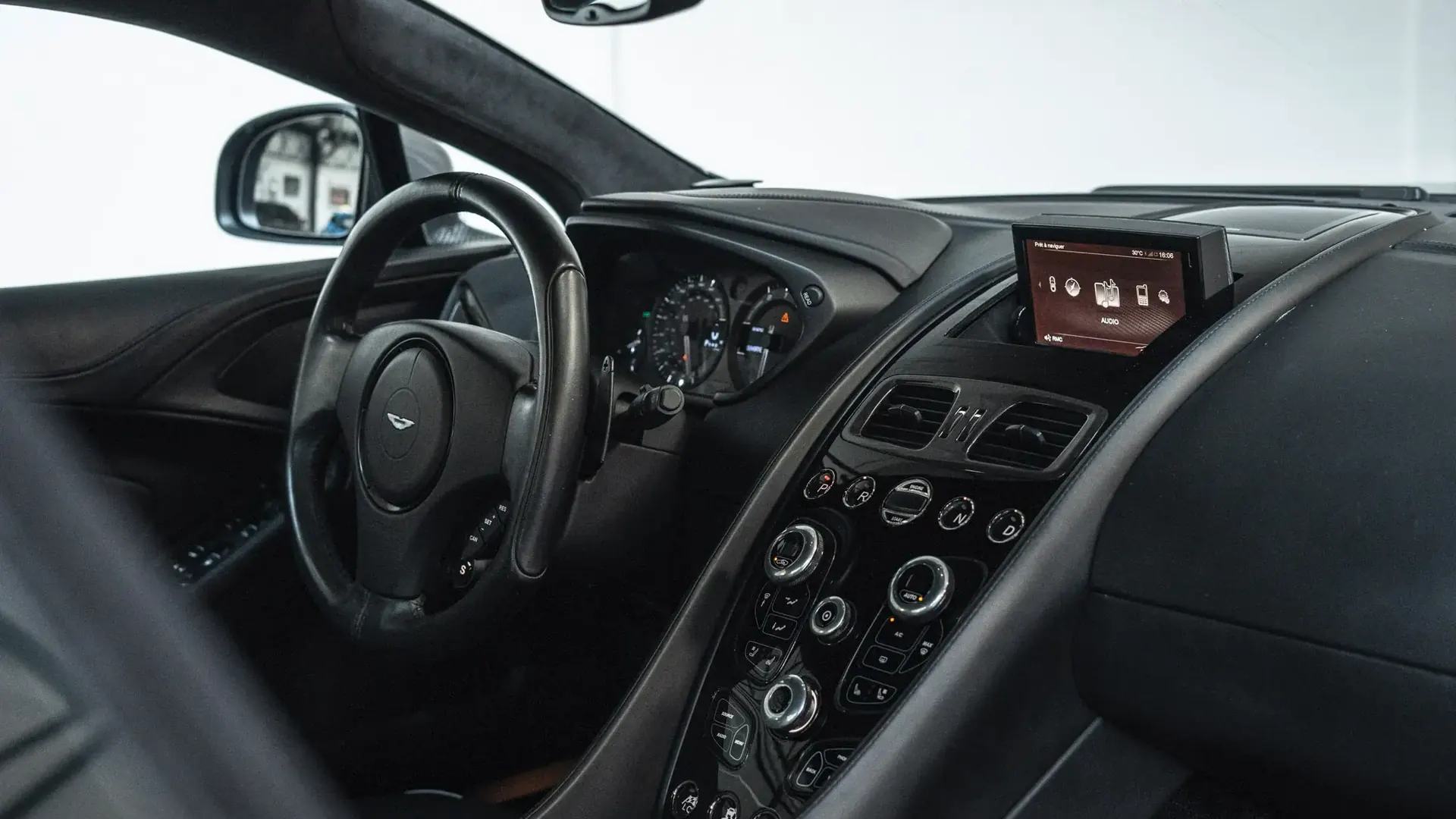 Aston Martin Vanquish — photo 18