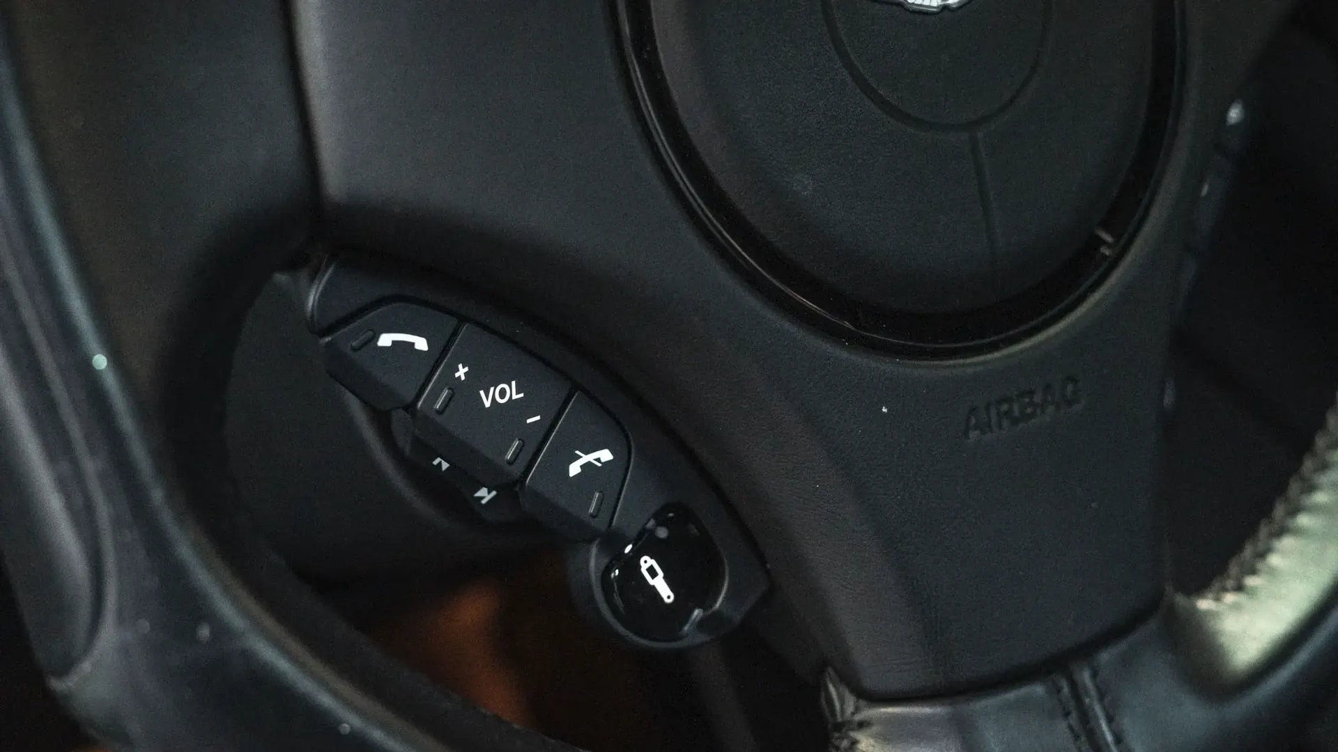 Aston Martin Vanquish — photo 16