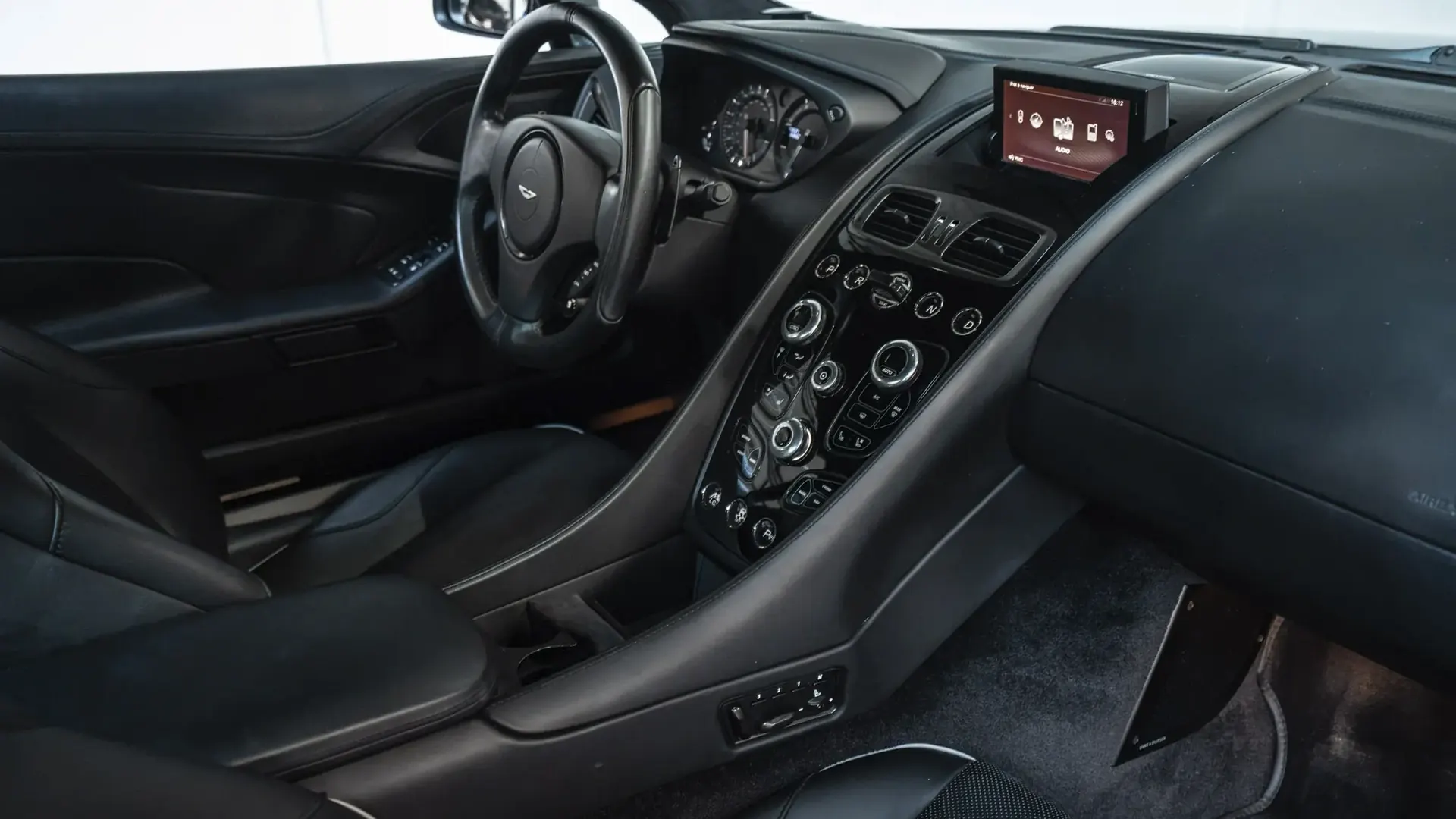 Aston Martin Vanquish — photo 26