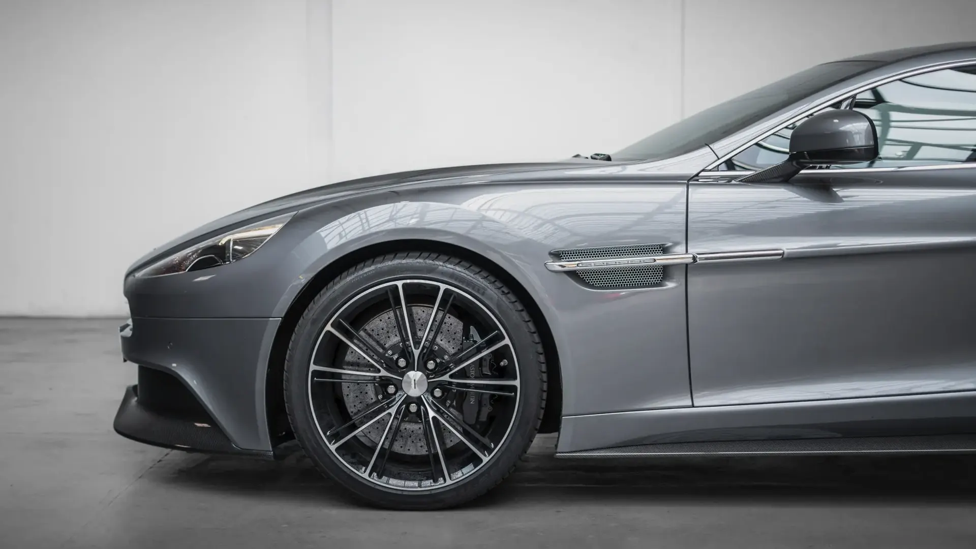 Aston Martin Vanquish — photo 6