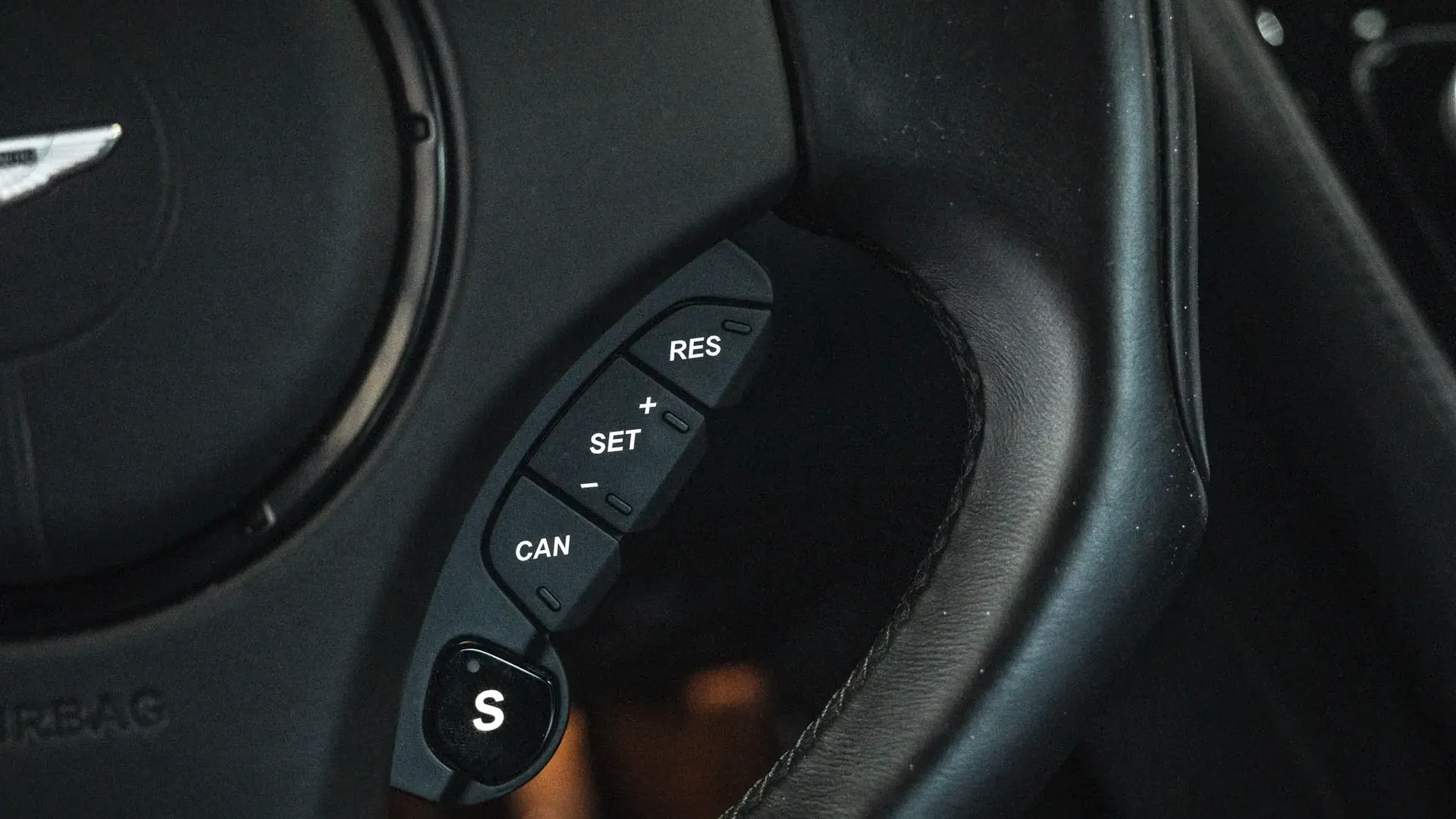 Aston Martin Vanquish — photo 15