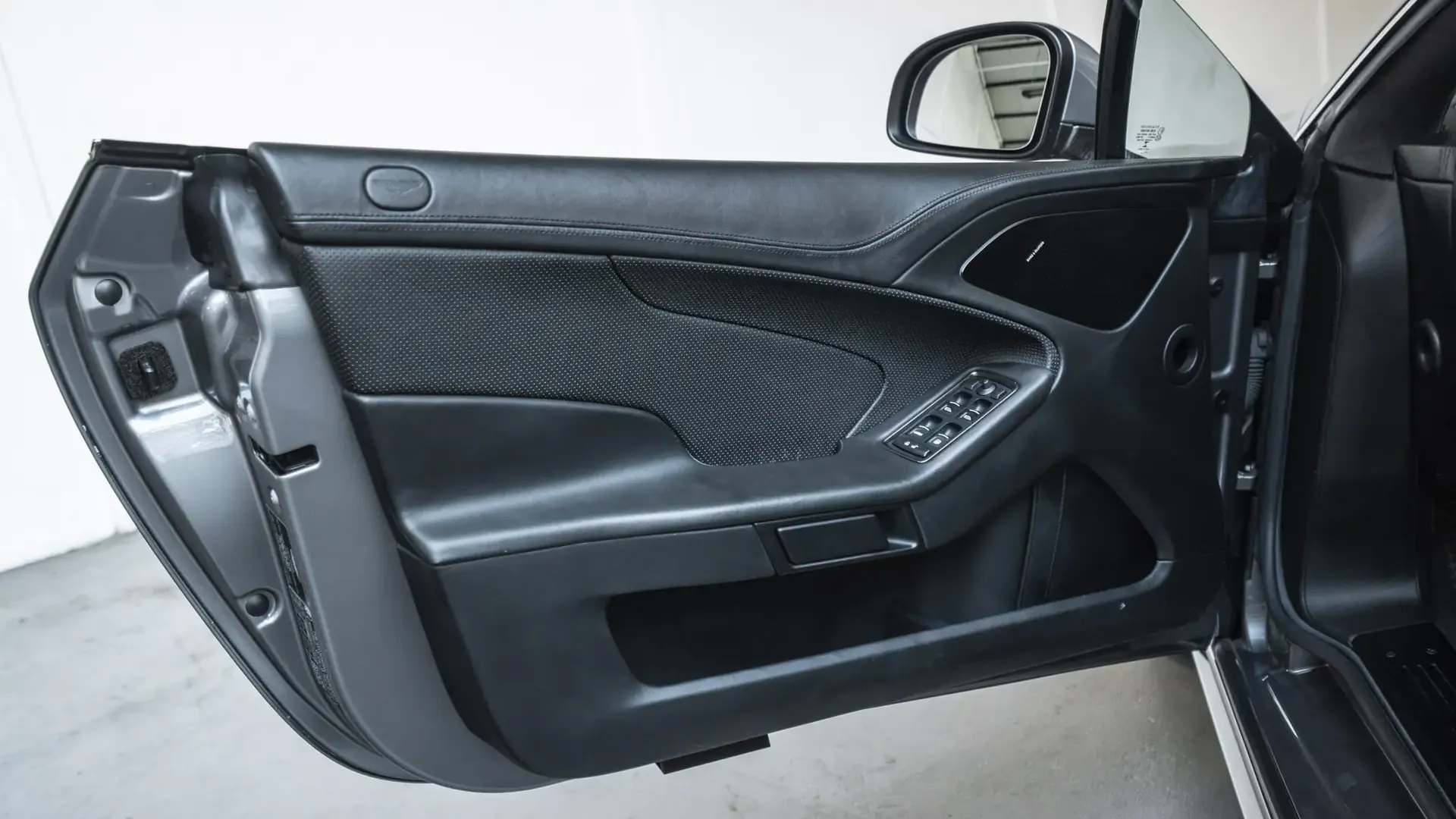 Aston Martin Vanquish — photo 31