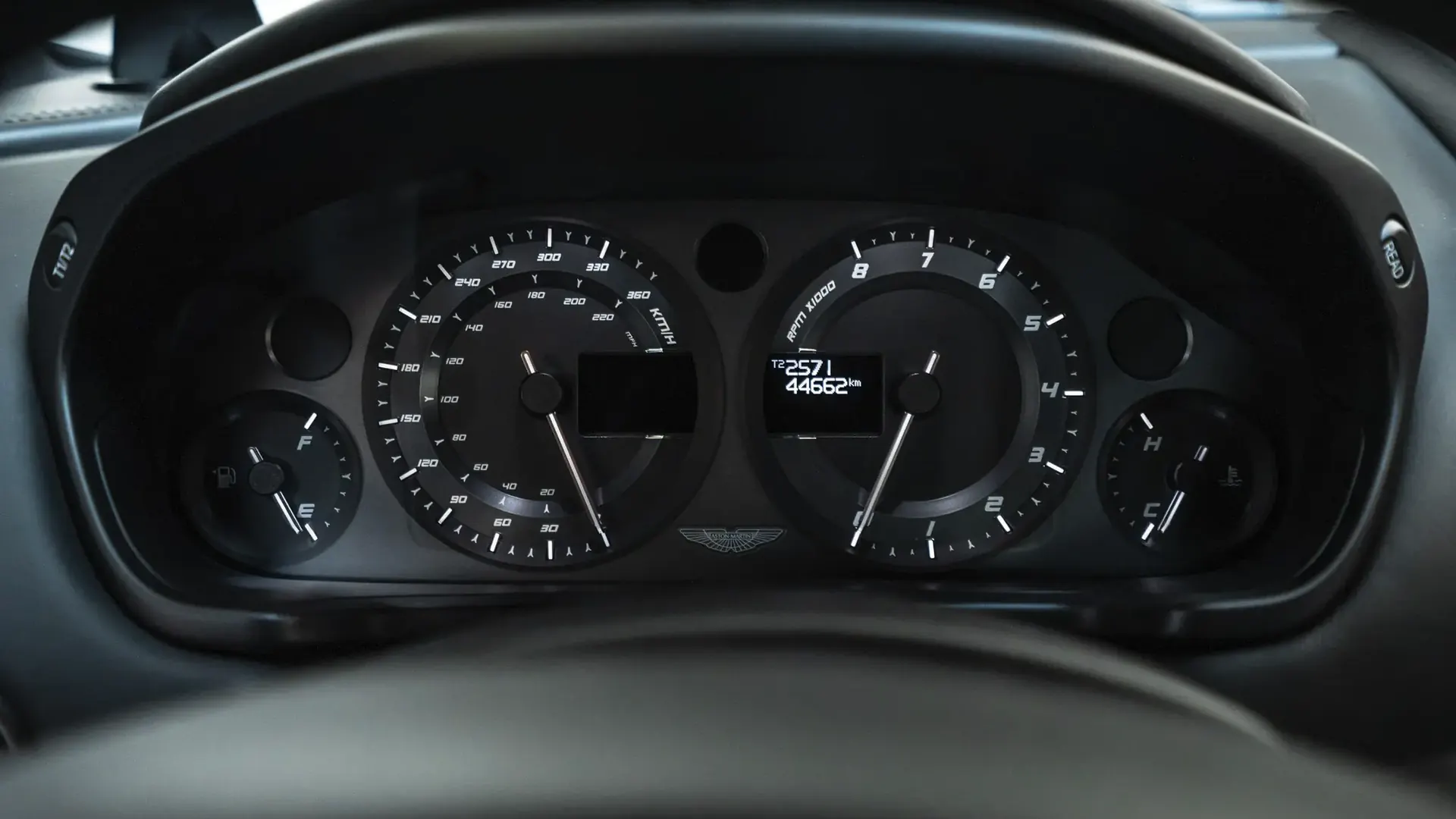 Aston Martin Vanquish — photo 28