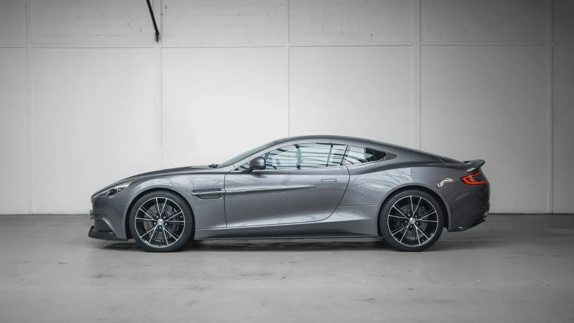 Aston Martin Vanquish — photo 5
