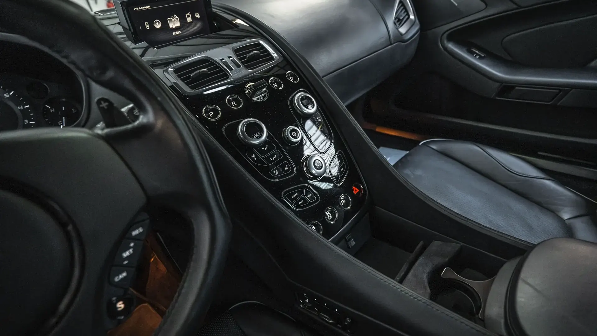 Aston Martin Vanquish — photo 29