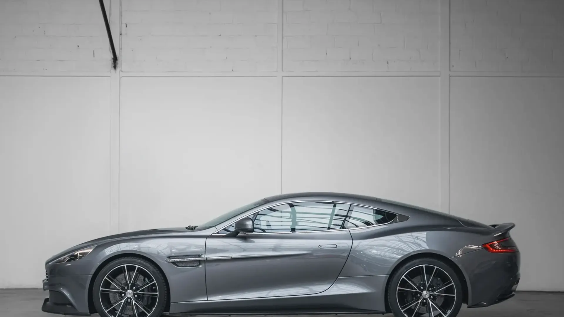 Aston Martin Vanquish — photo 42