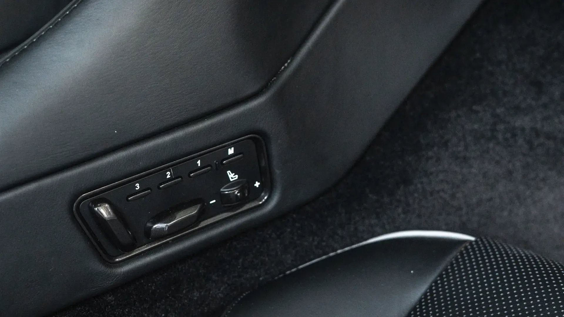 Aston Martin Vanquish — photo 19