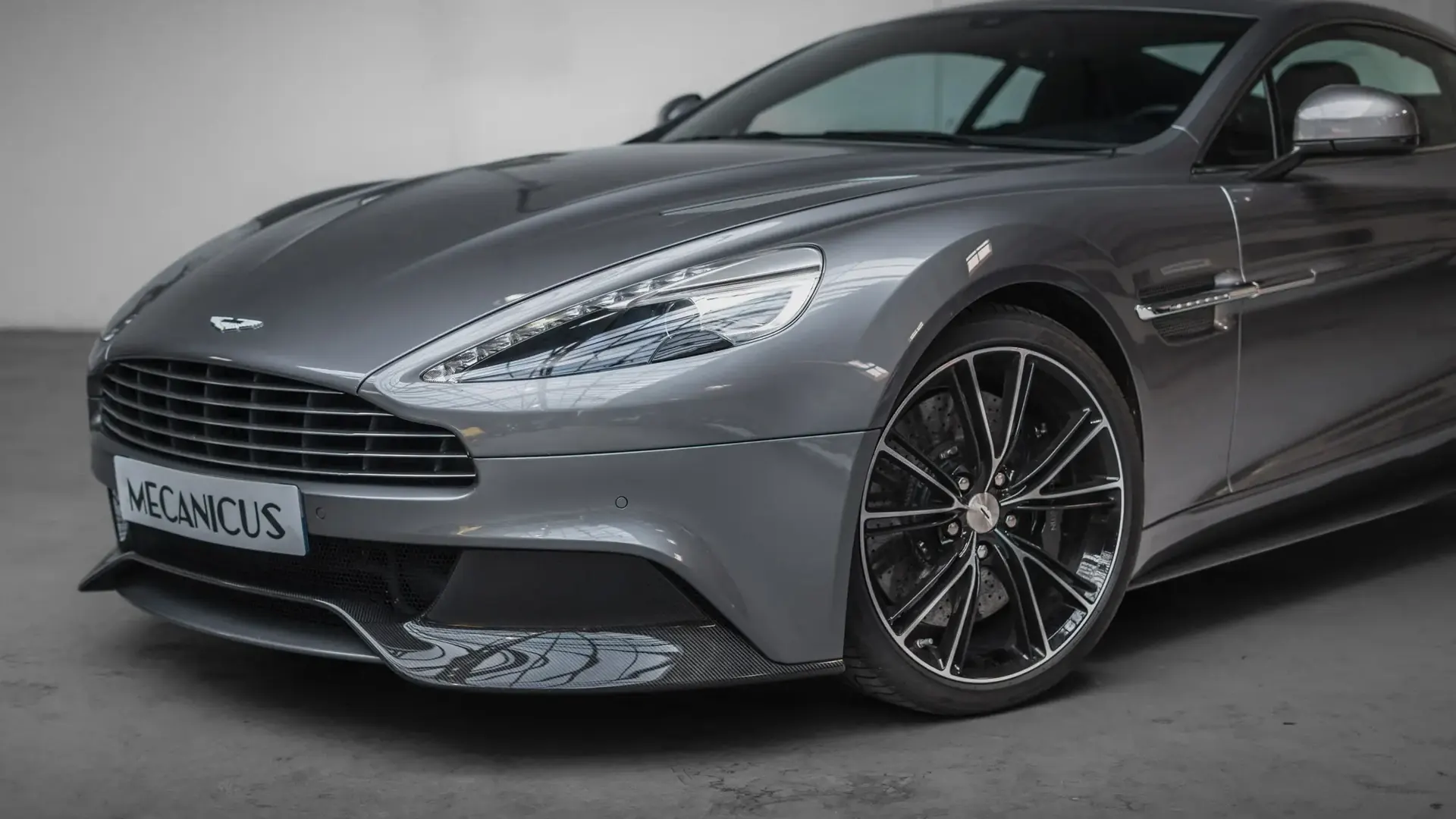 Aston Martin Vanquish — photo 37