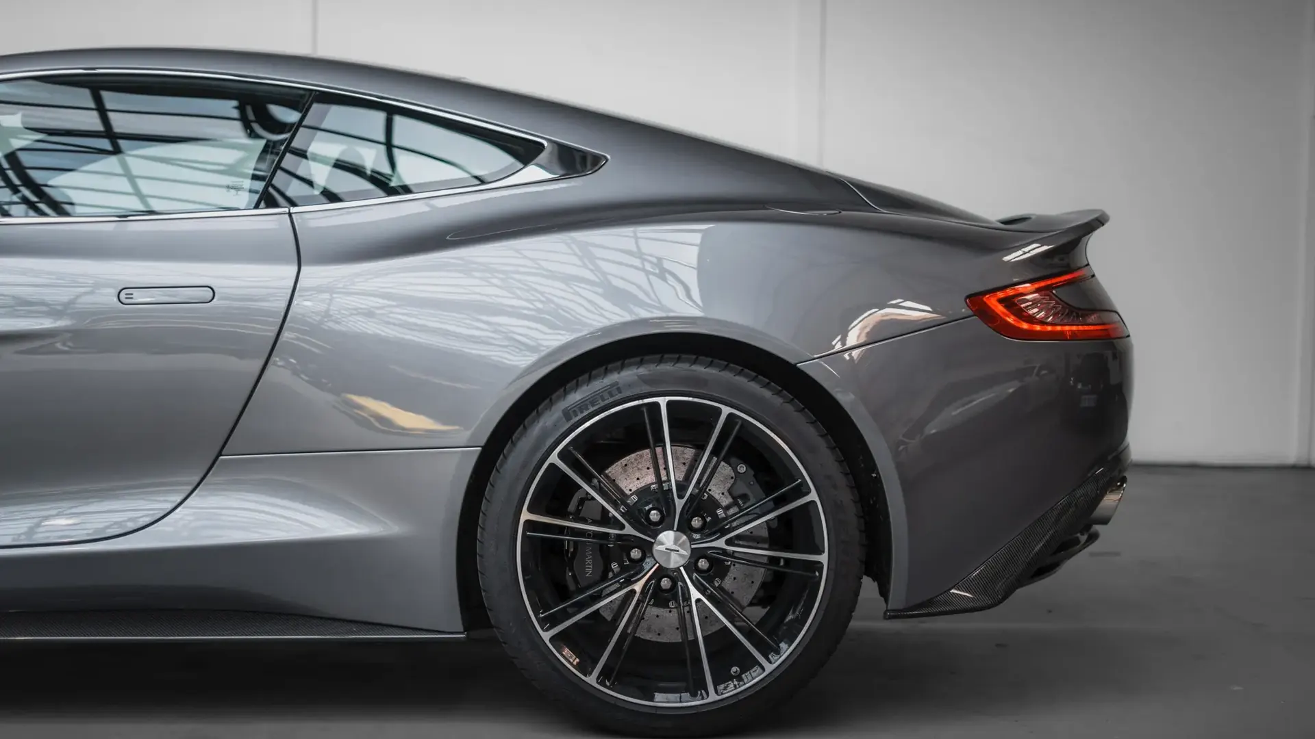 Aston Martin Vanquish — photo 7