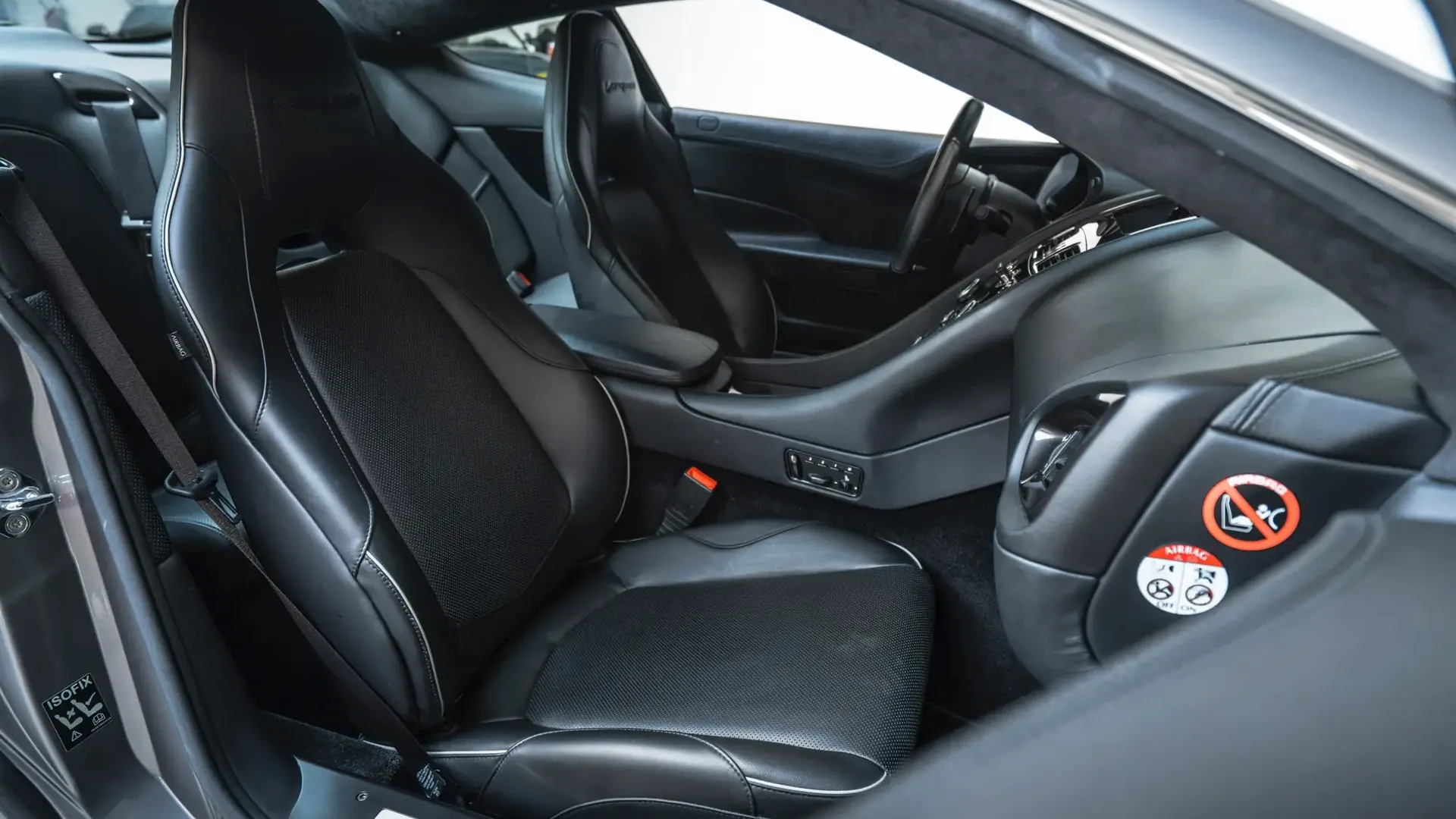 Aston Martin Vanquish — photo 24