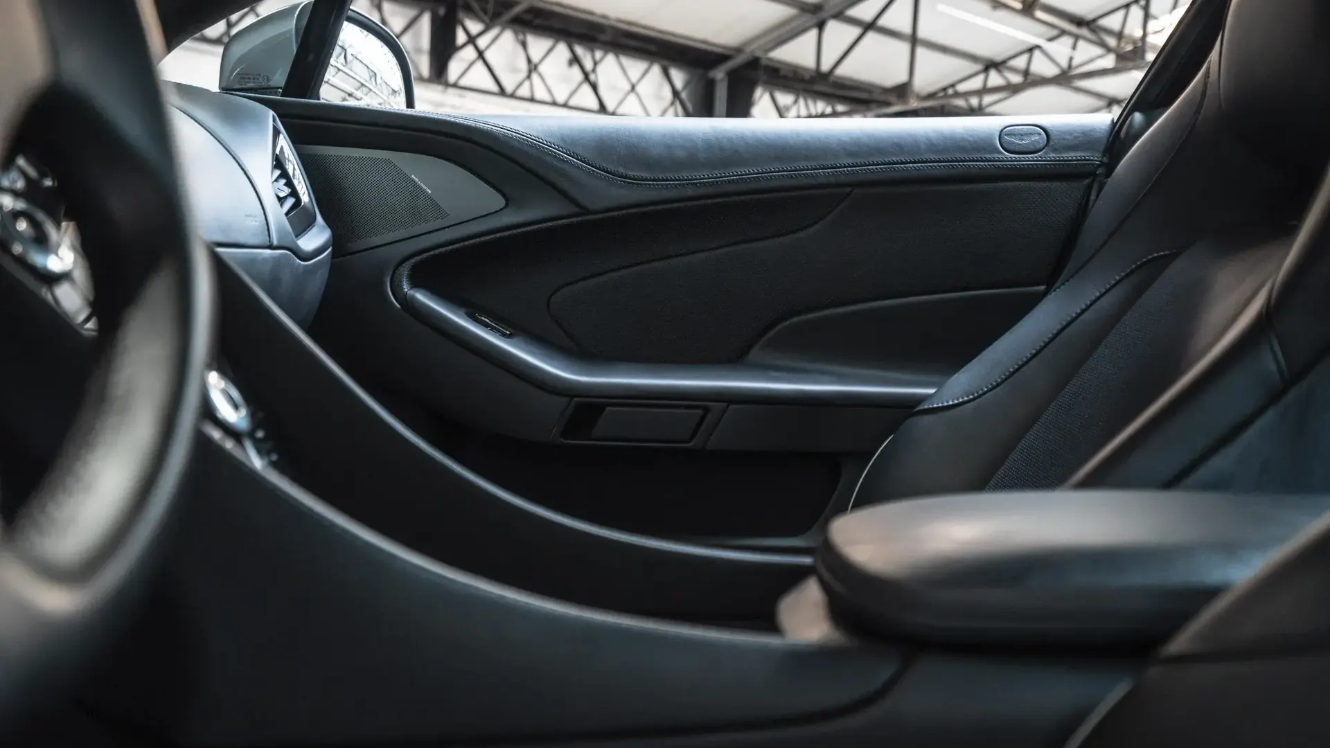 Aston Martin Vanquish — photo 32