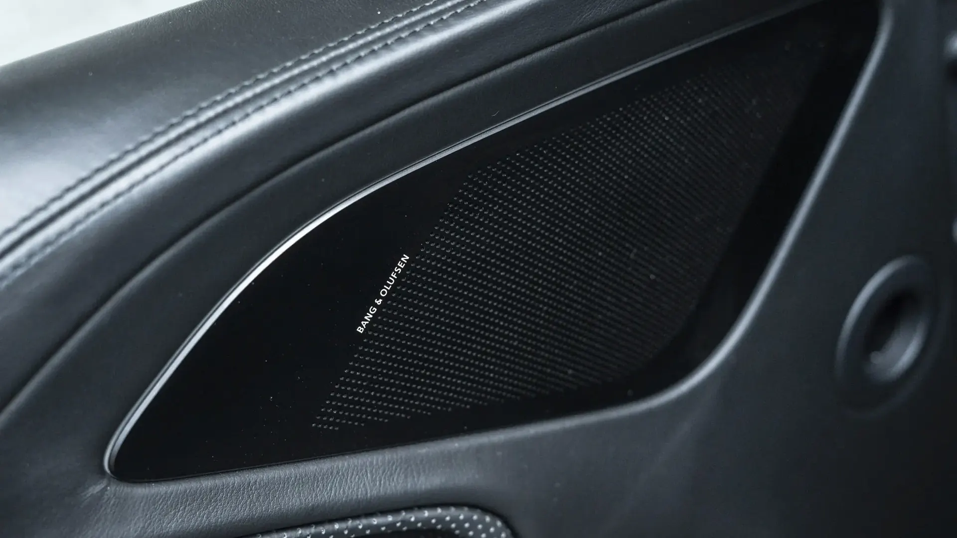 Aston Martin Vanquish — photo 10