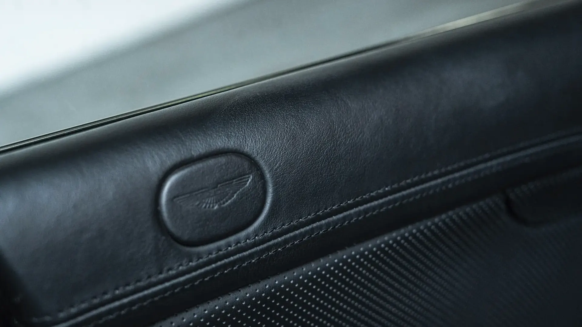 Aston Martin Vanquish — photo 17