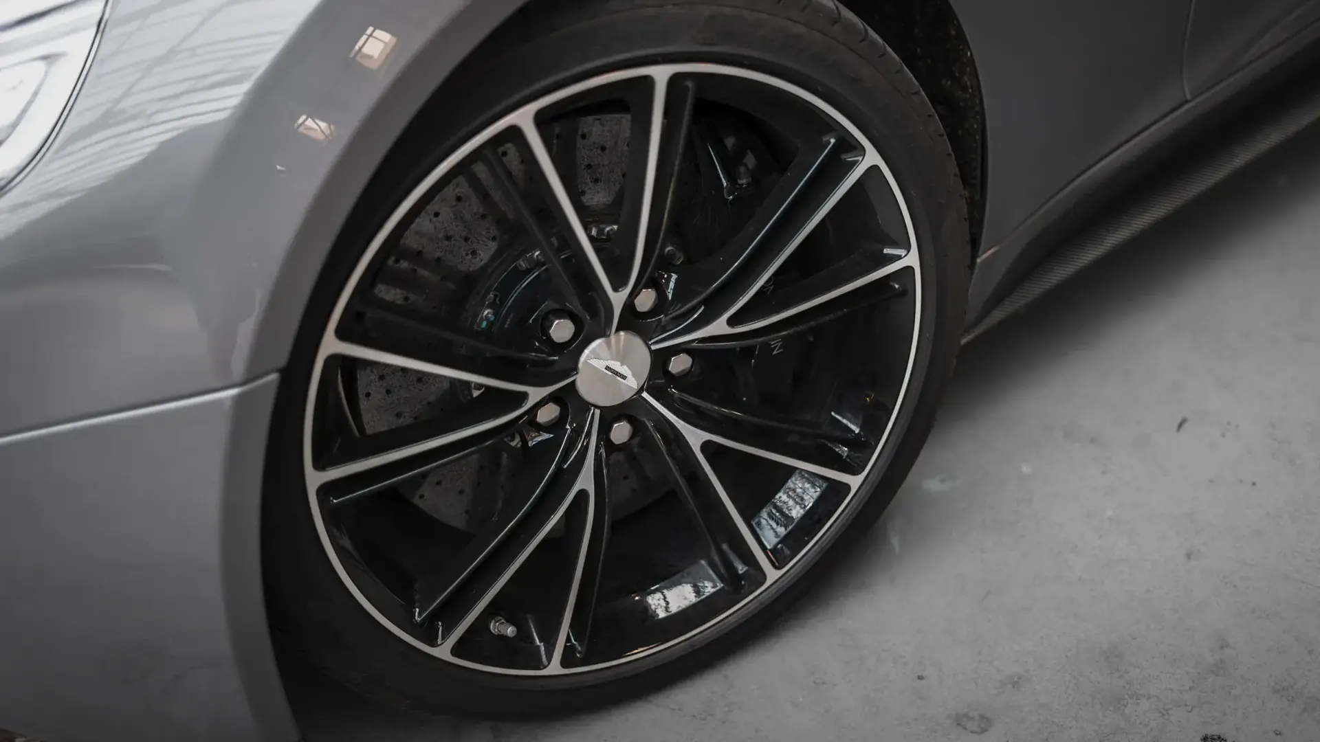 Aston Martin Vanquish — photo 38