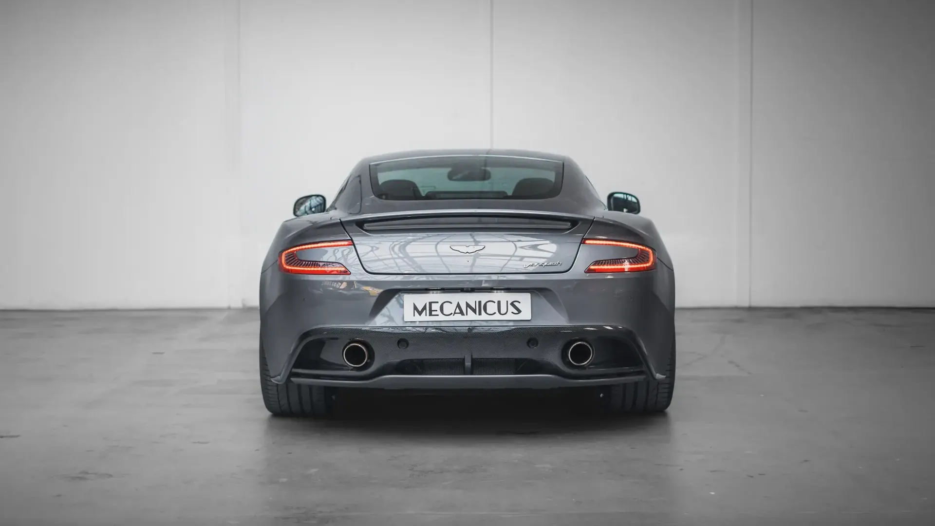 Aston Martin Vanquish — photo 4