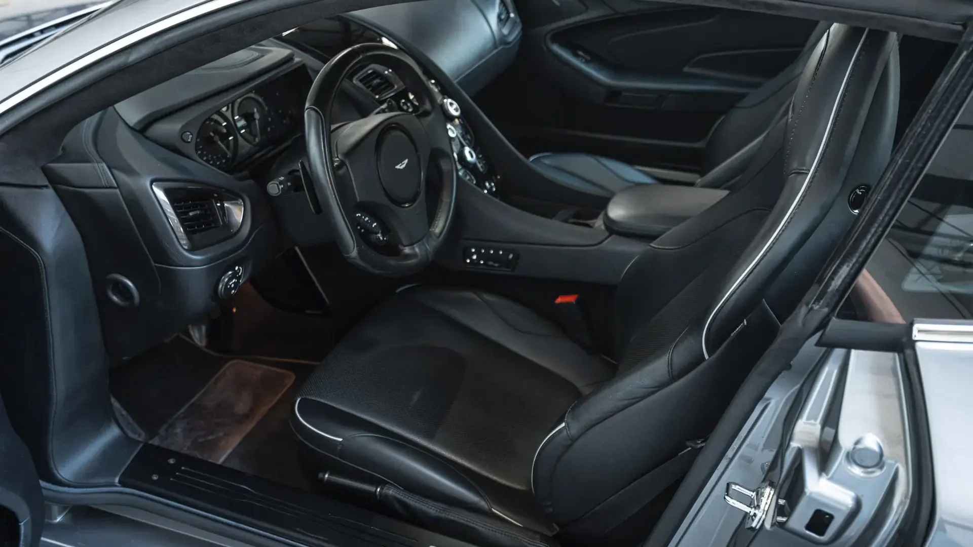 Aston Martin Vanquish — photo 22
