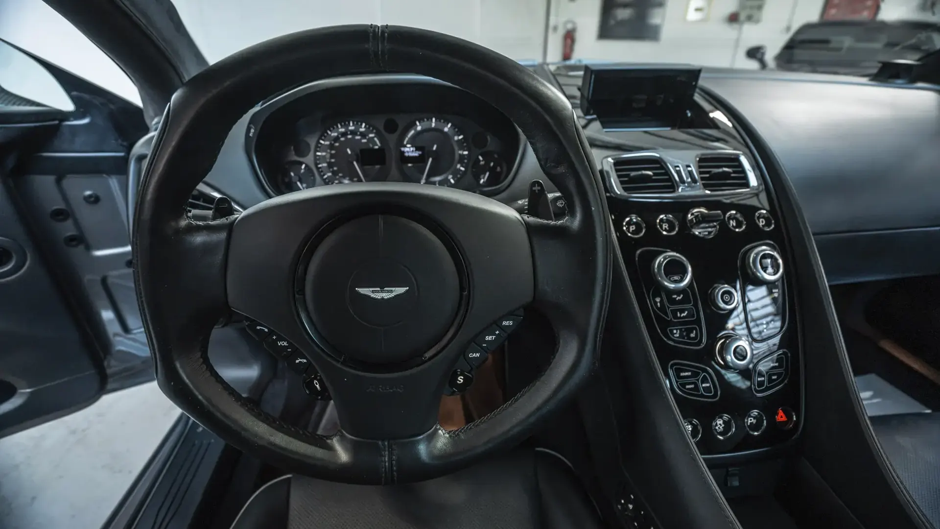 Aston Martin Vanquish — photo 27