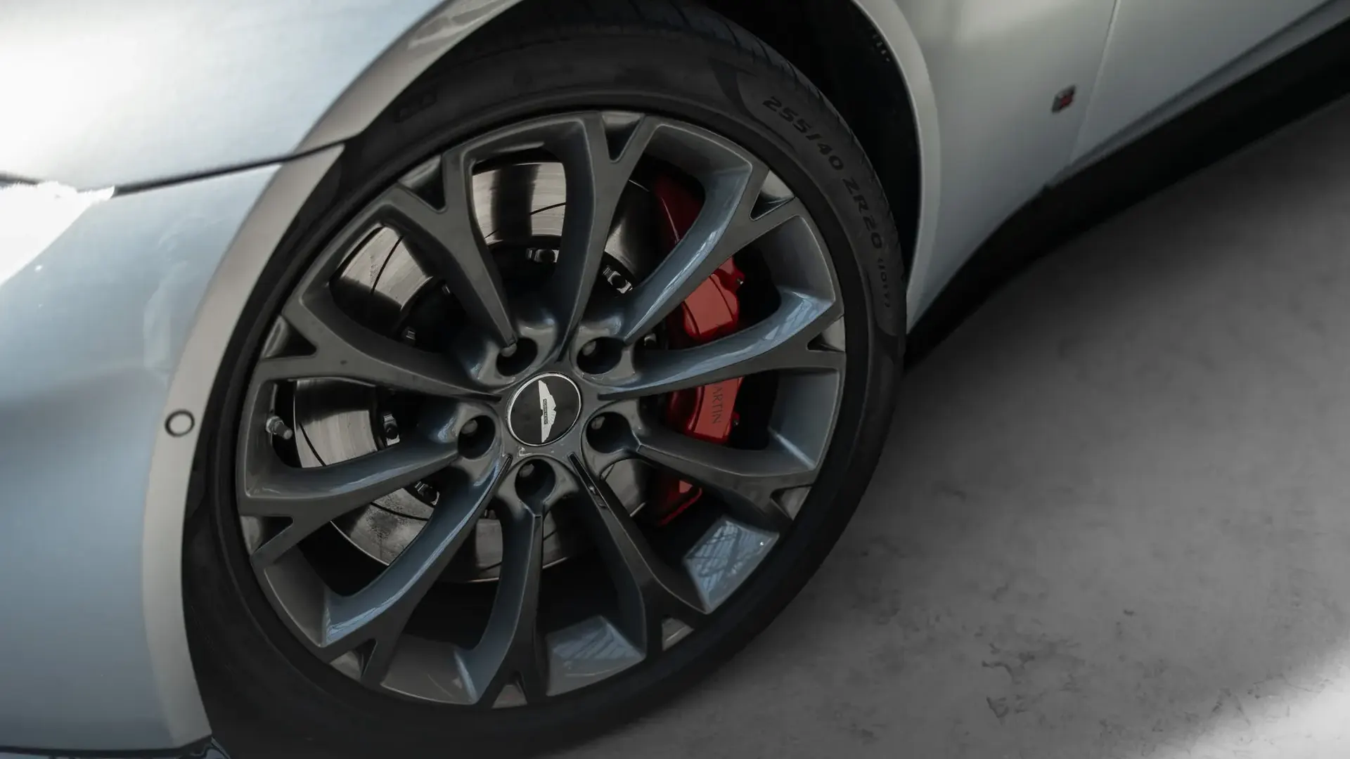 Aston Martin Vantage — photo 36