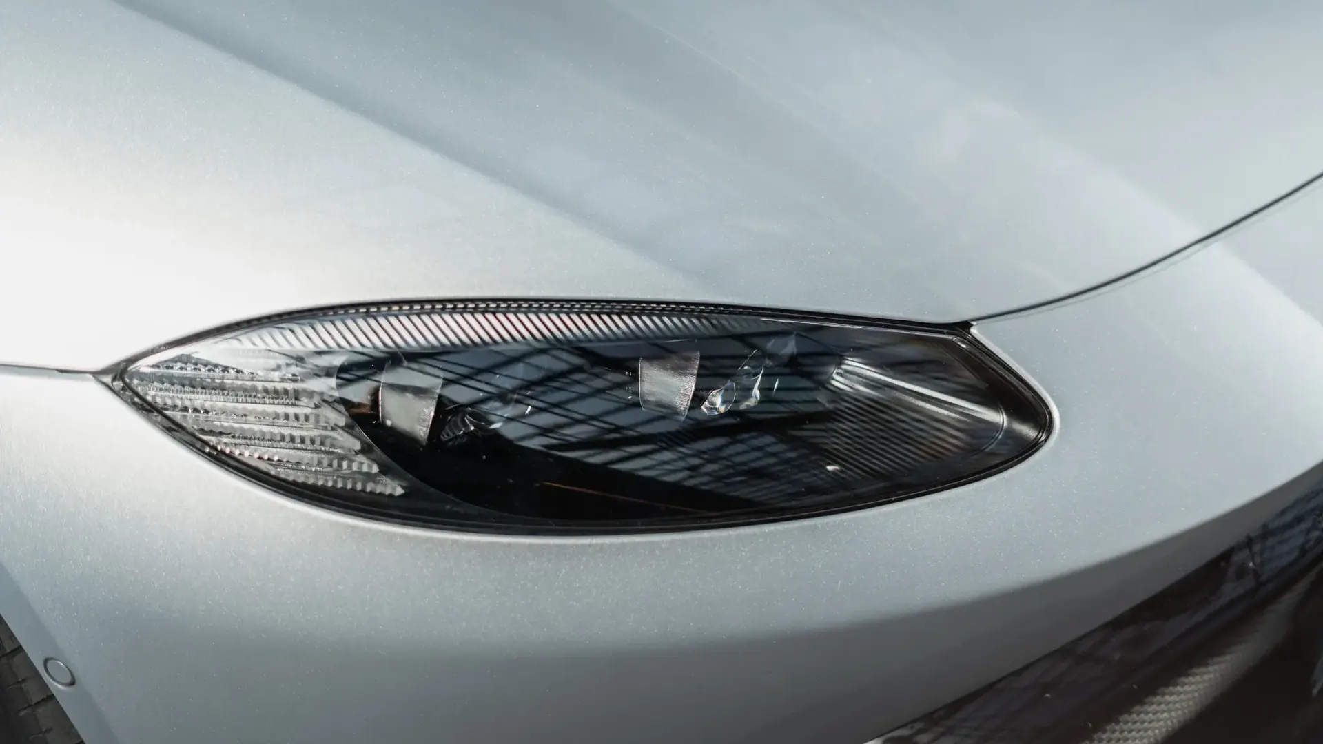 Aston Martin Vantage — photo 33