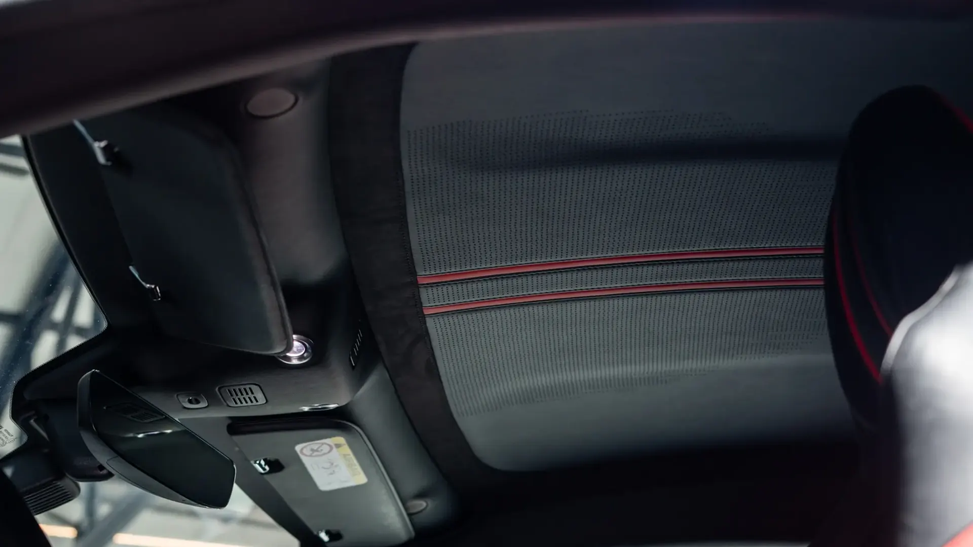 Aston Martin Vantage — photo 10