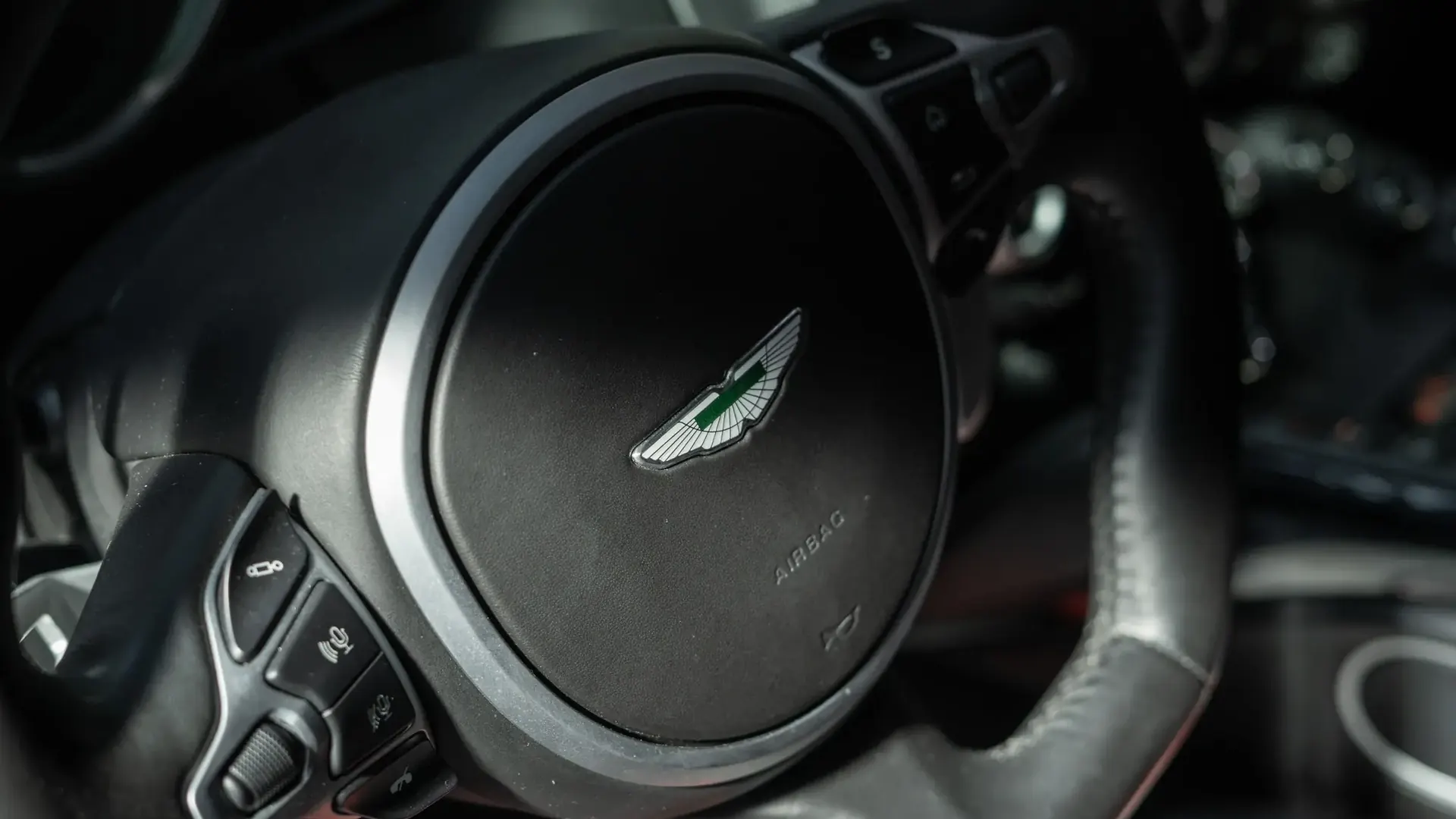 Aston Martin Vantage — photo 12
