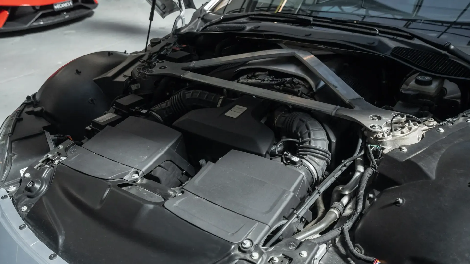 Aston Martin Vantage — photo 45