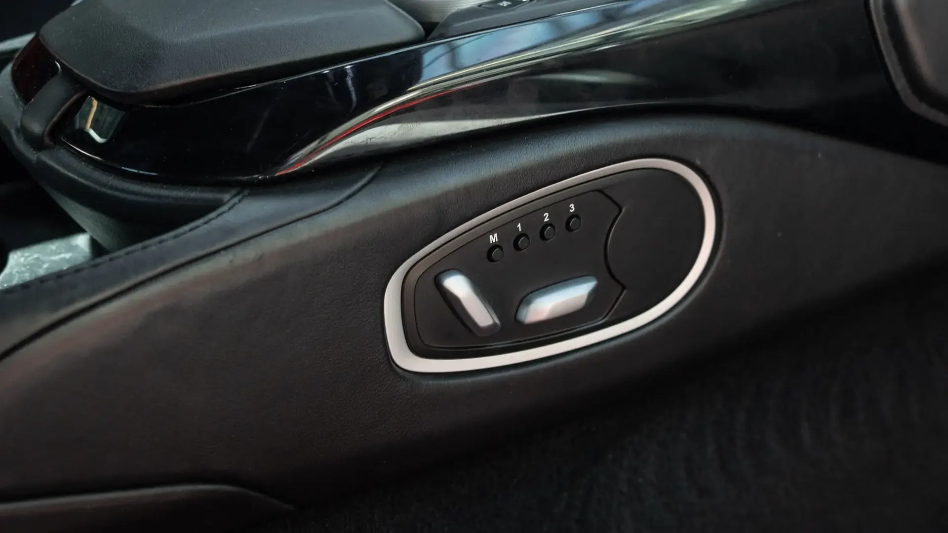 Aston Martin Vantage — photo 18