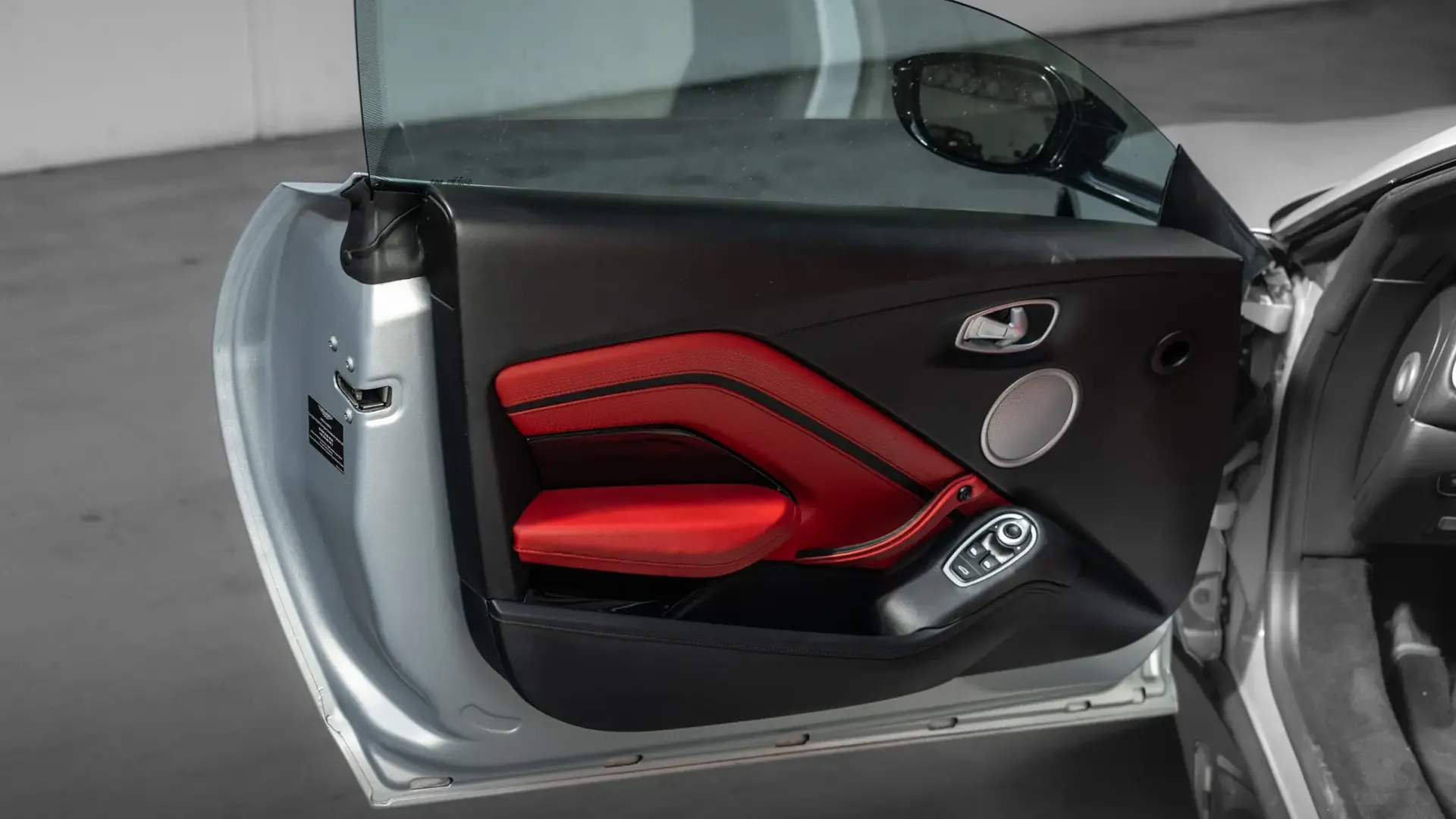 Aston Martin Vantage — photo 9