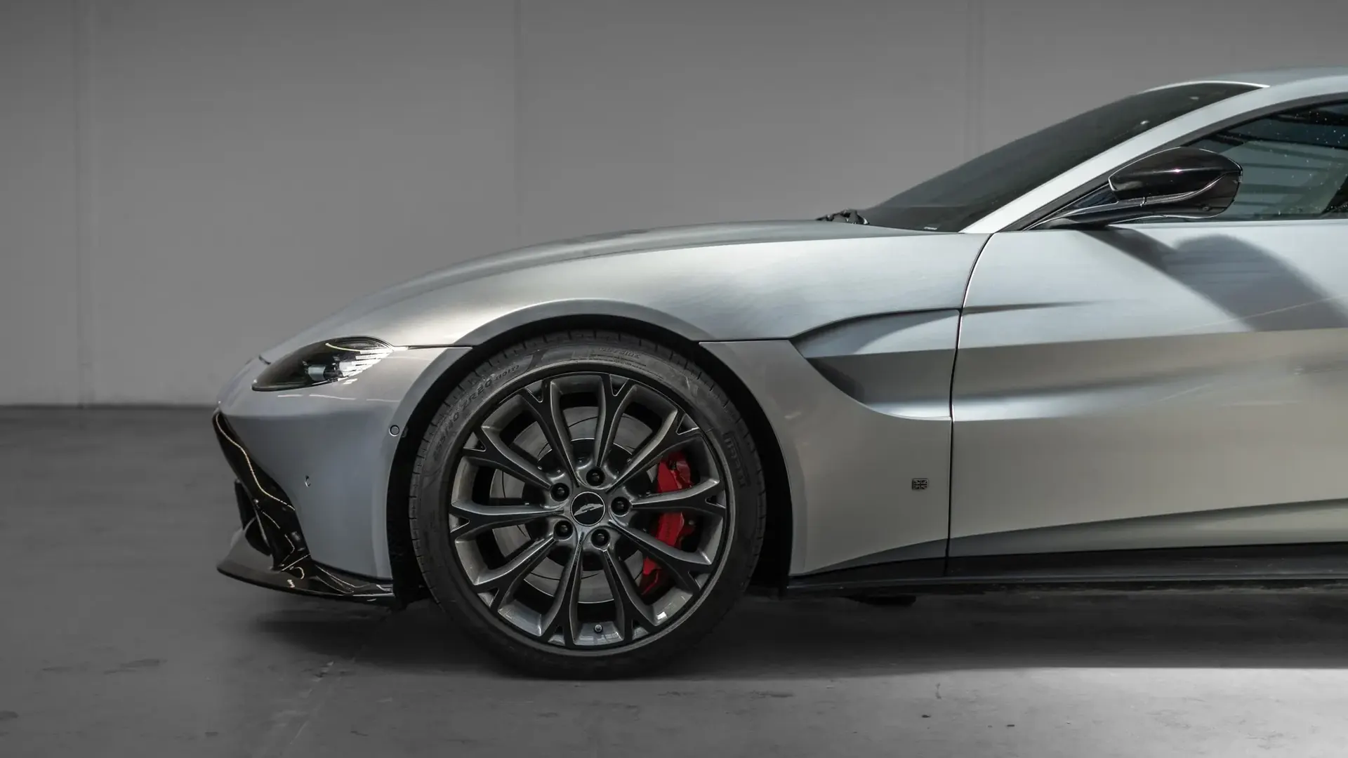 Aston Martin Vantage — photo 6
