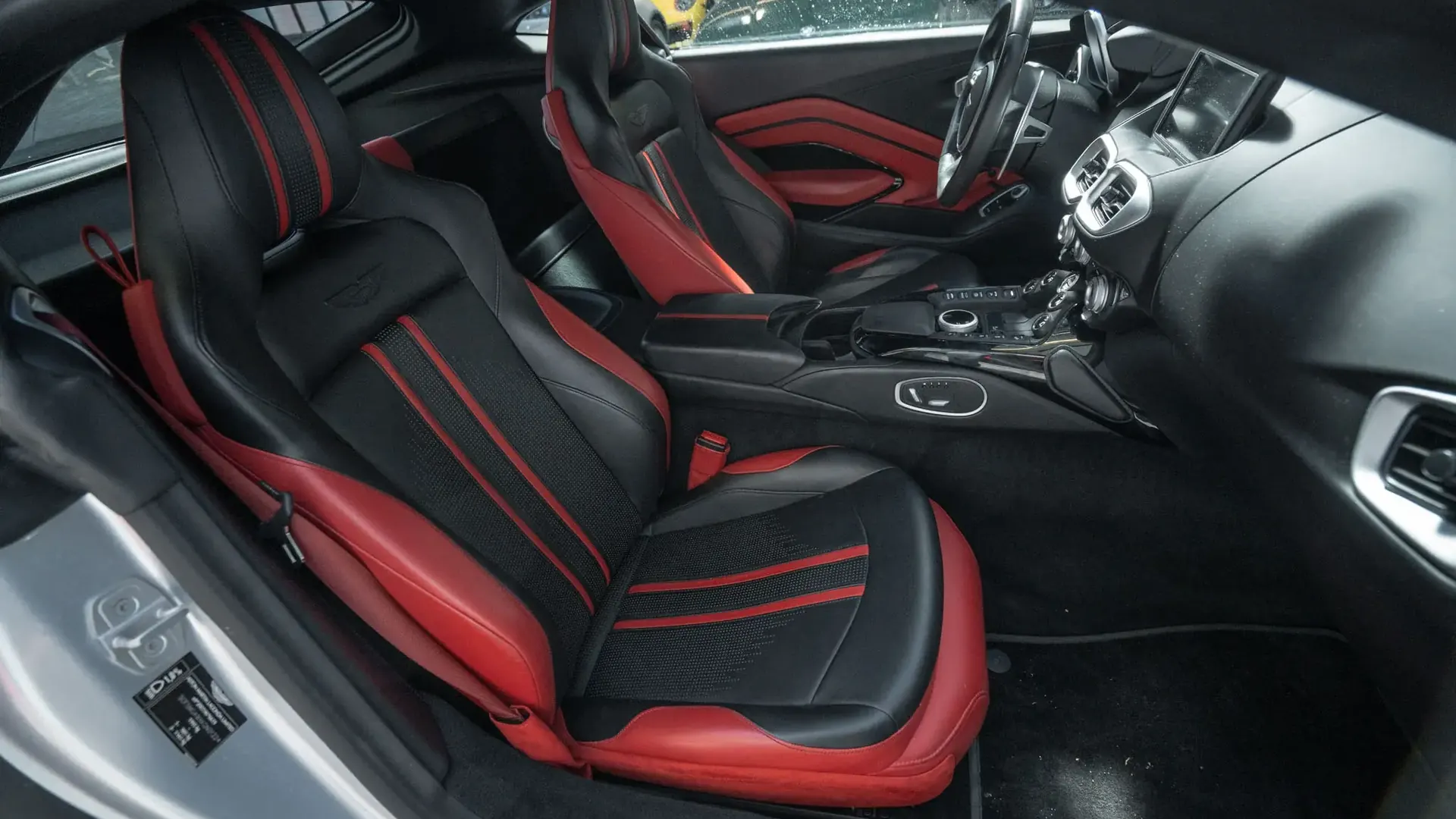 Aston Martin Vantage — photo 31