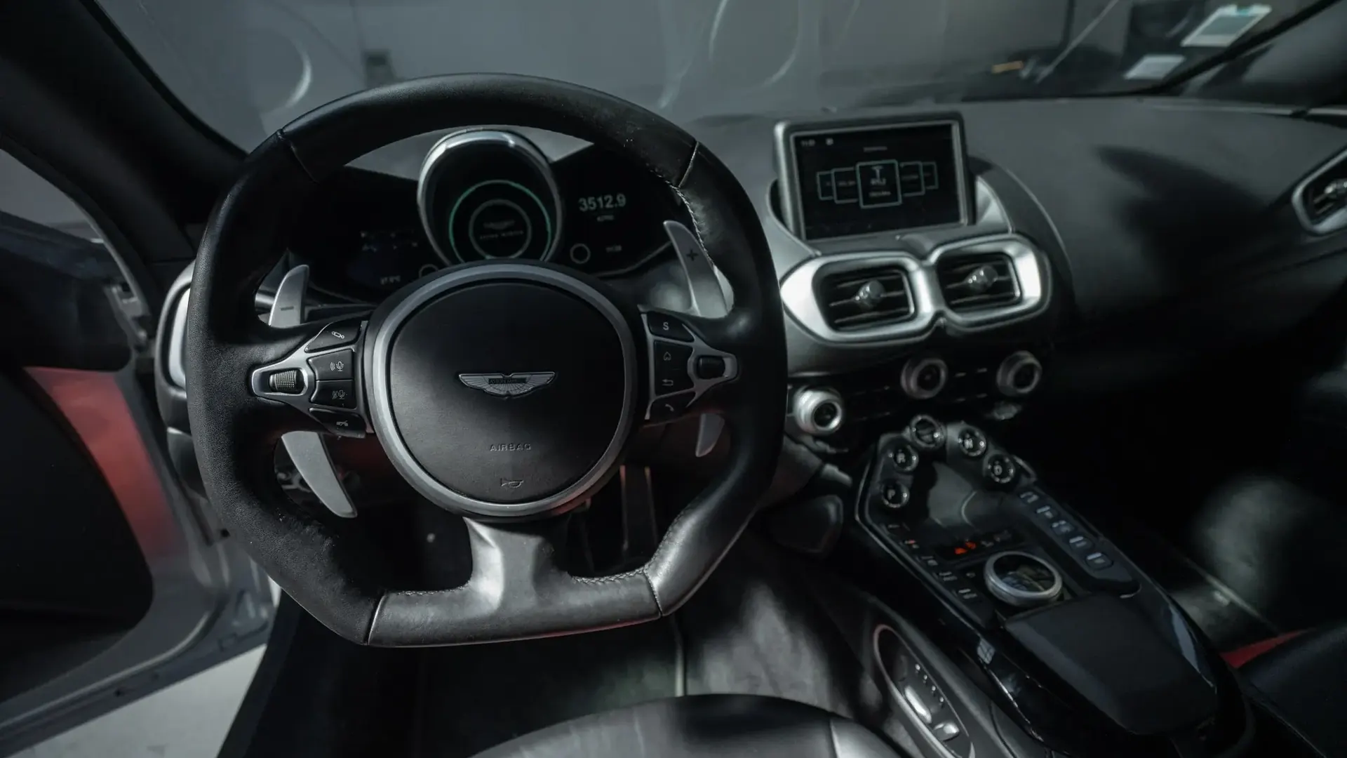 Aston Martin Vantage — photo 24