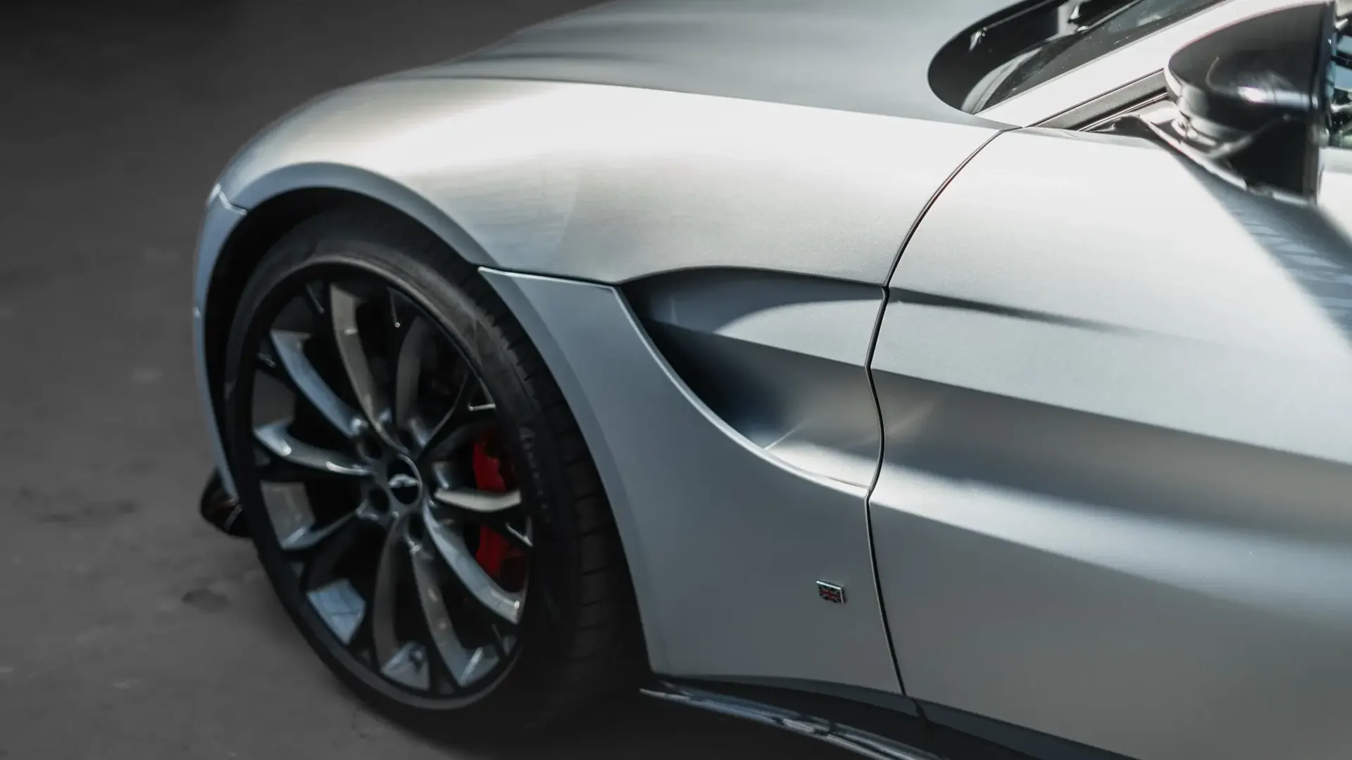 Aston Martin Vantage — photo 40