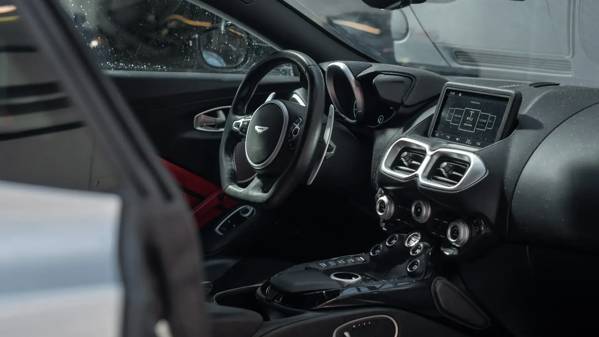 Aston Martin Vantage — photo 17