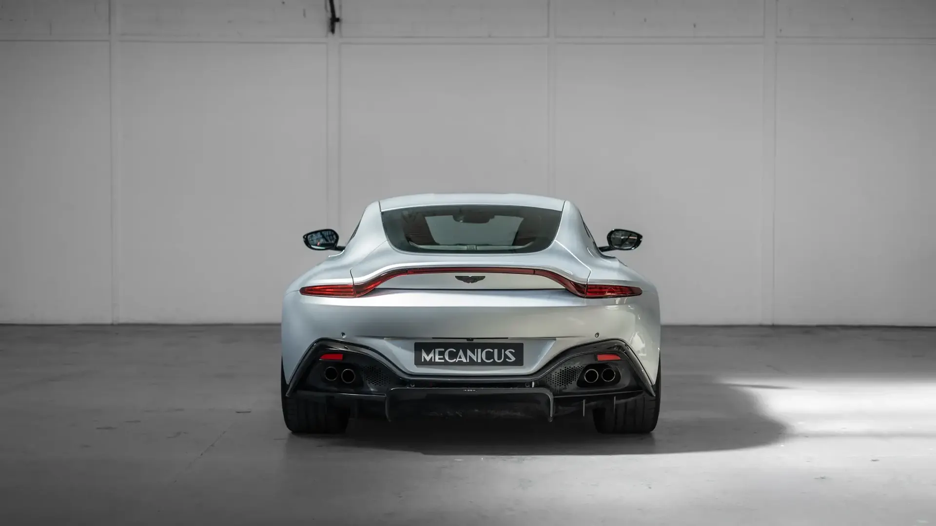 Aston Martin Vantage — photo 4