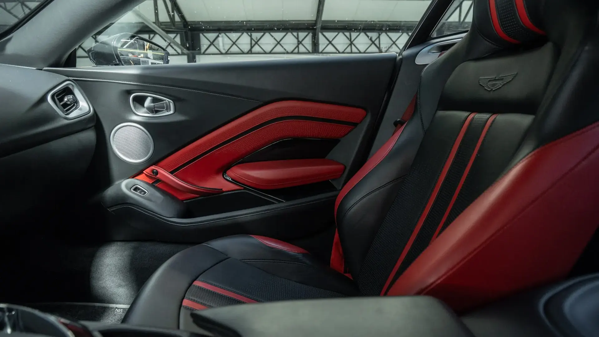 Aston Martin Vantage — photo 26