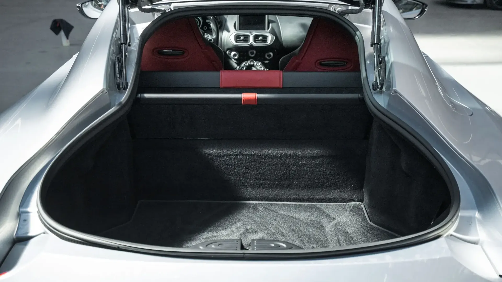 Aston Martin Vantage — photo 49